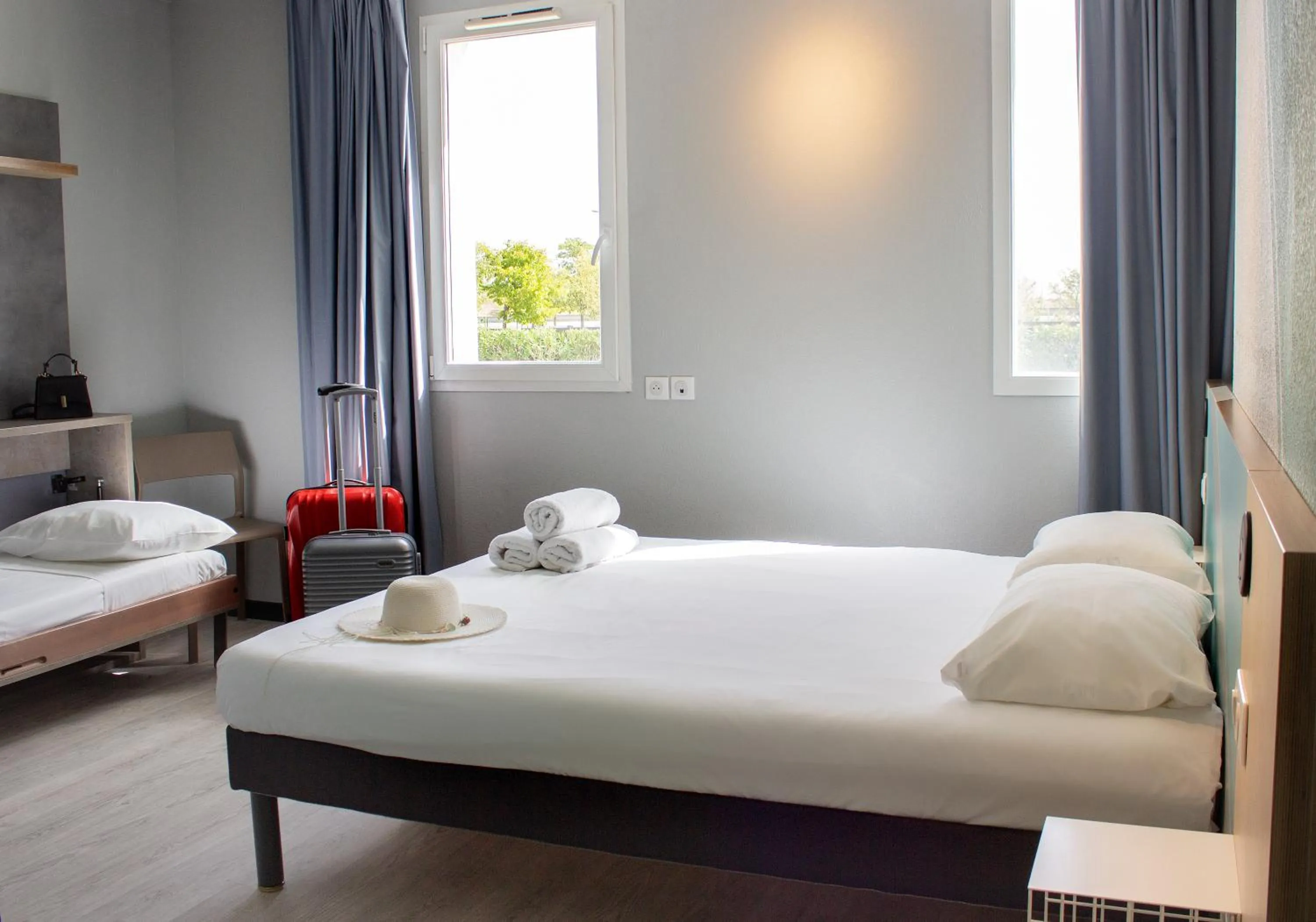 Photo of the whole room, Bed in ibis budget Lunel Porte de Camargue