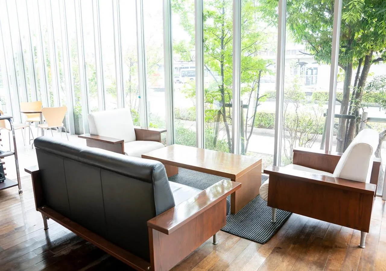 Restaurant/places to eat in Hotel day by day