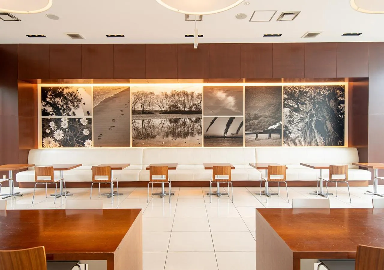 Restaurant/places to eat in Hotel day by day