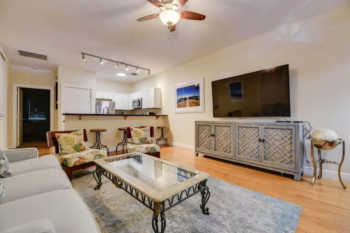 Mesa House, Uno-Perfect Location