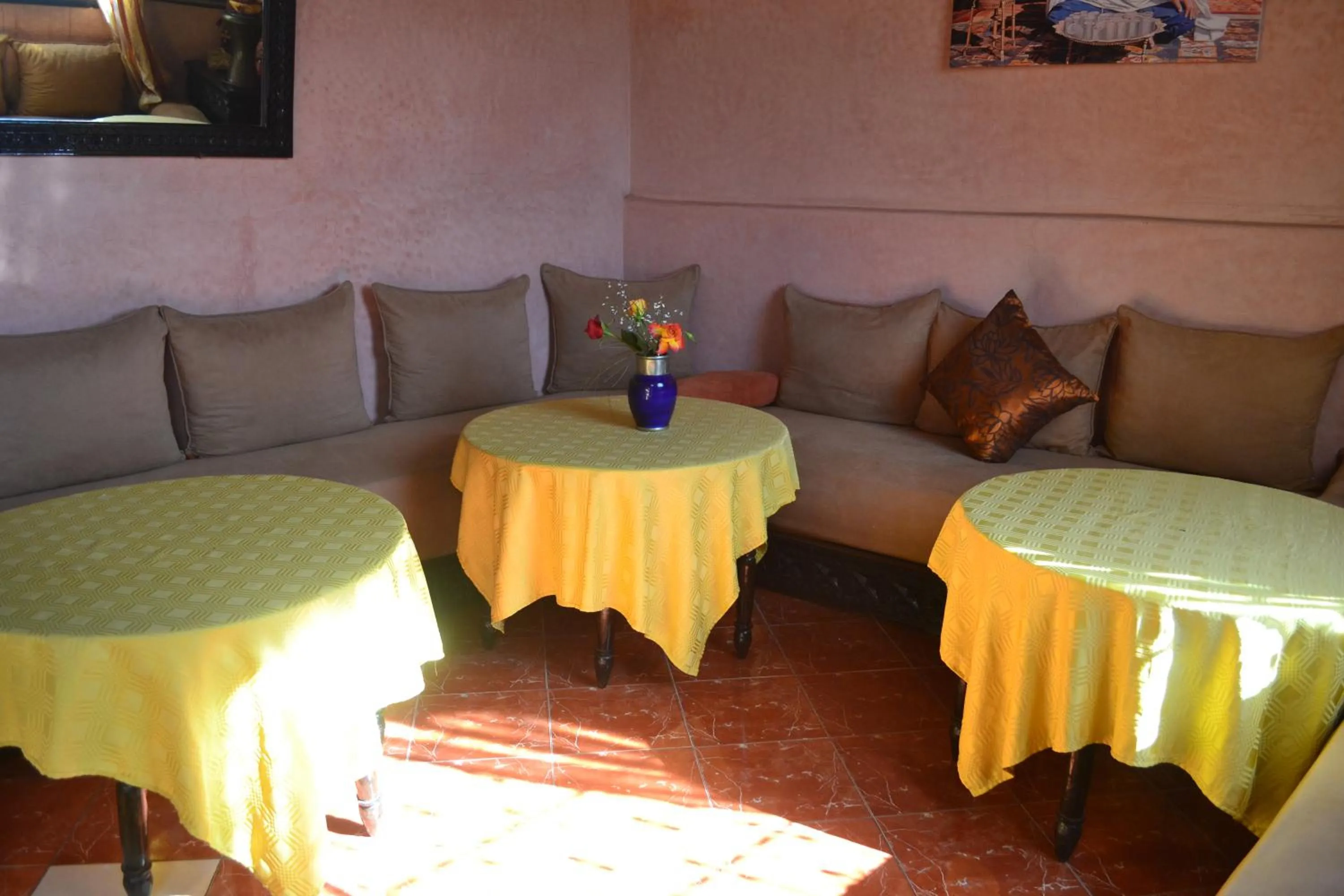 Communal lounge/ TV room in Riad Hôtel Belleville Marrakech