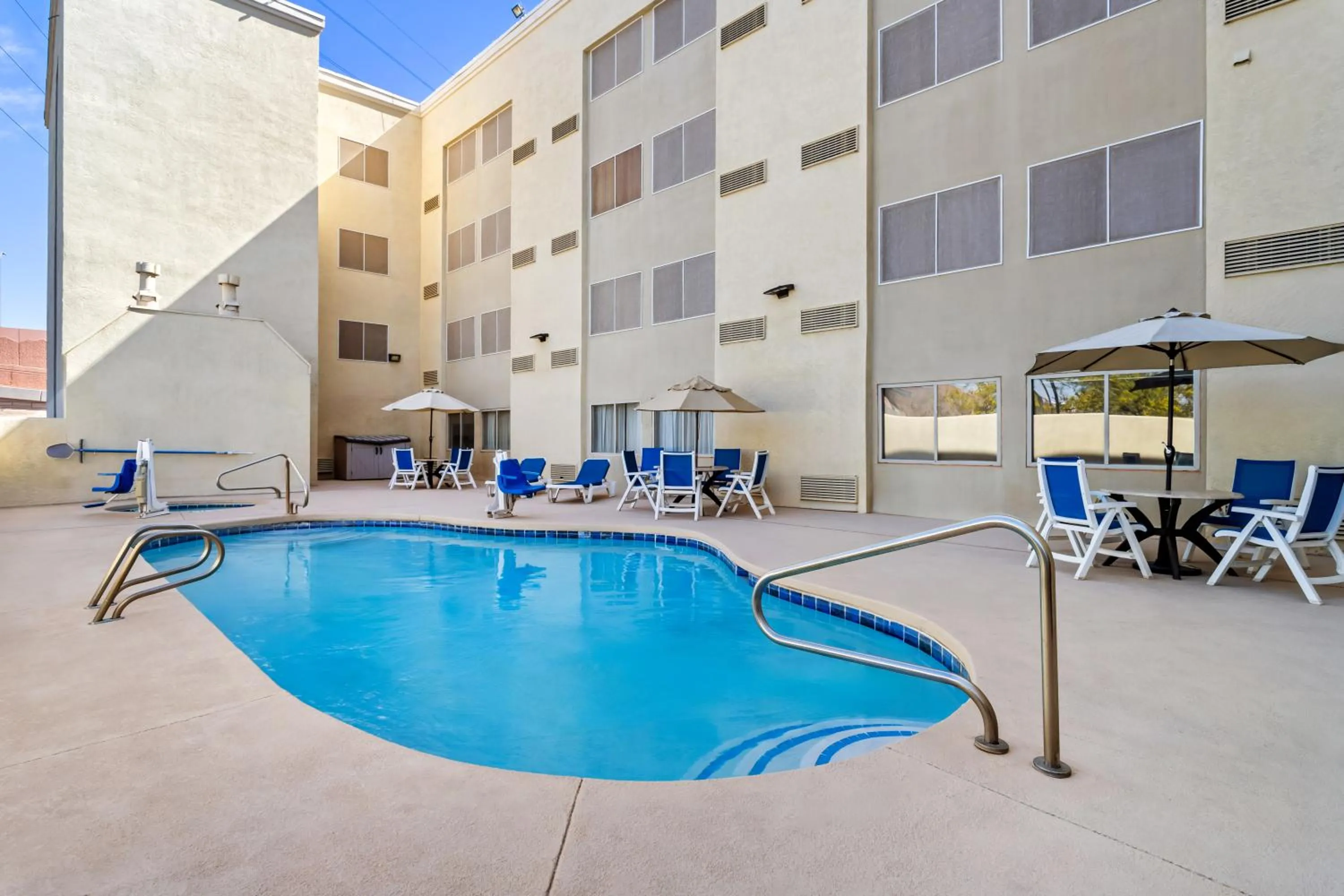 Swimming pool in Comfort Inn & Suites Albuquerque Downtown