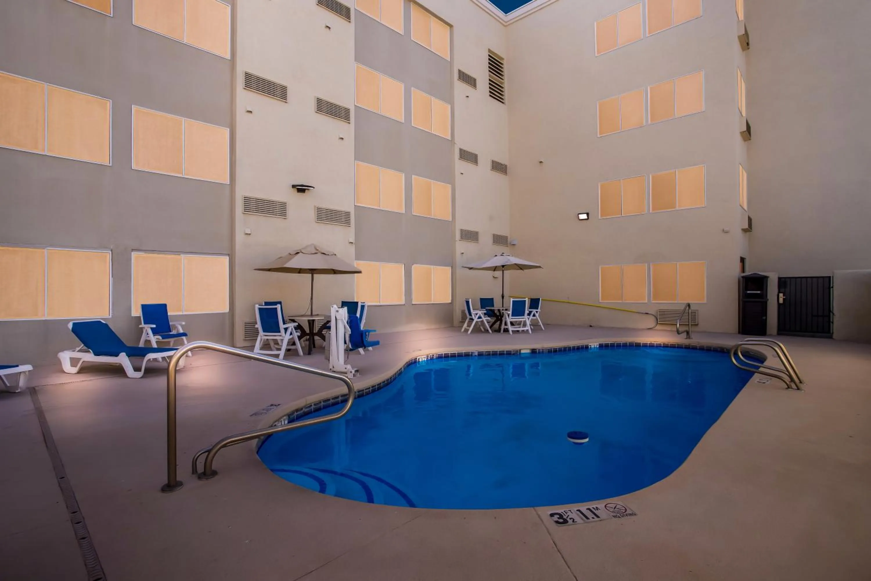 Swimming pool in Comfort Inn & Suites Albuquerque Downtown