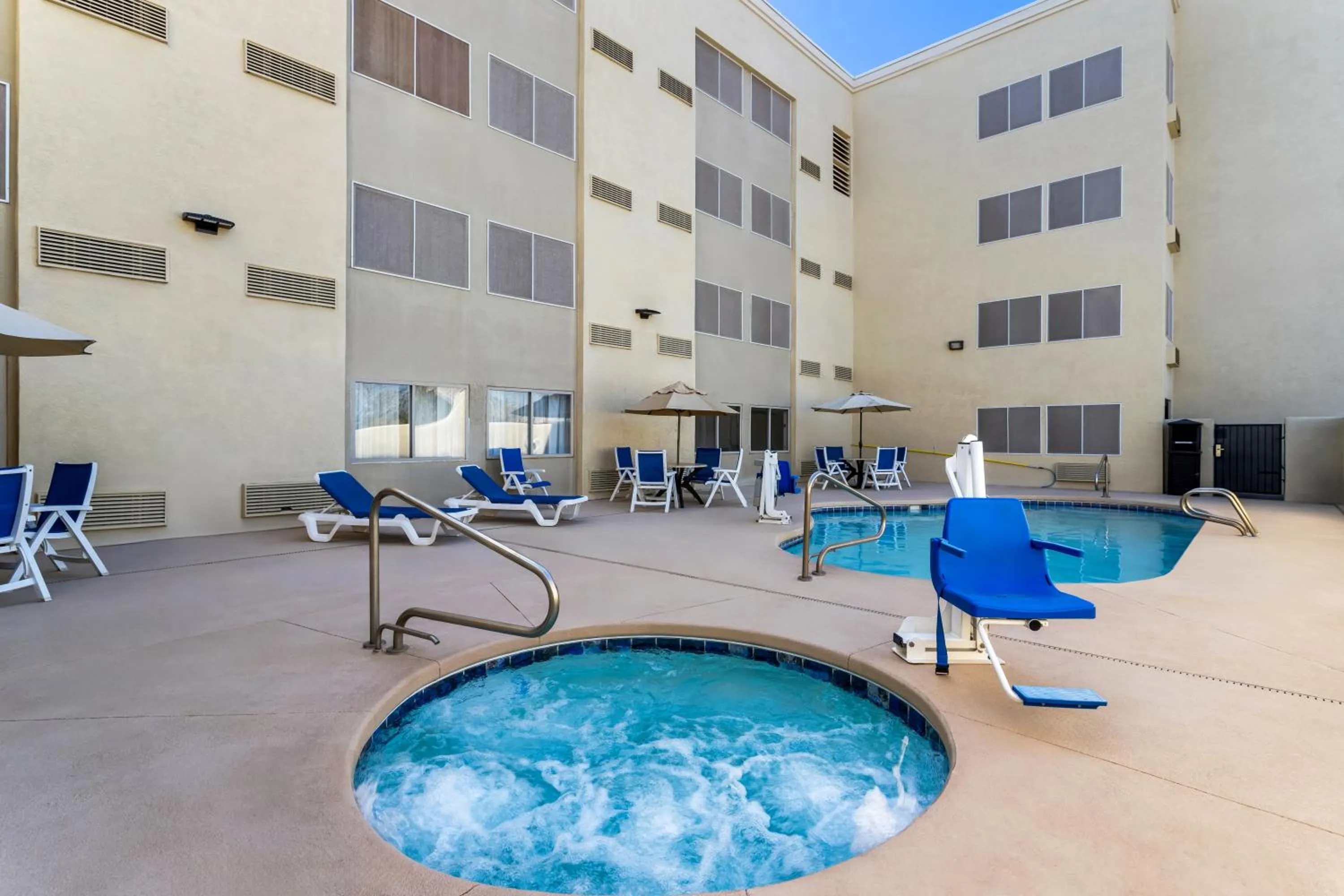Swimming pool in Comfort Inn & Suites Albuquerque Downtown