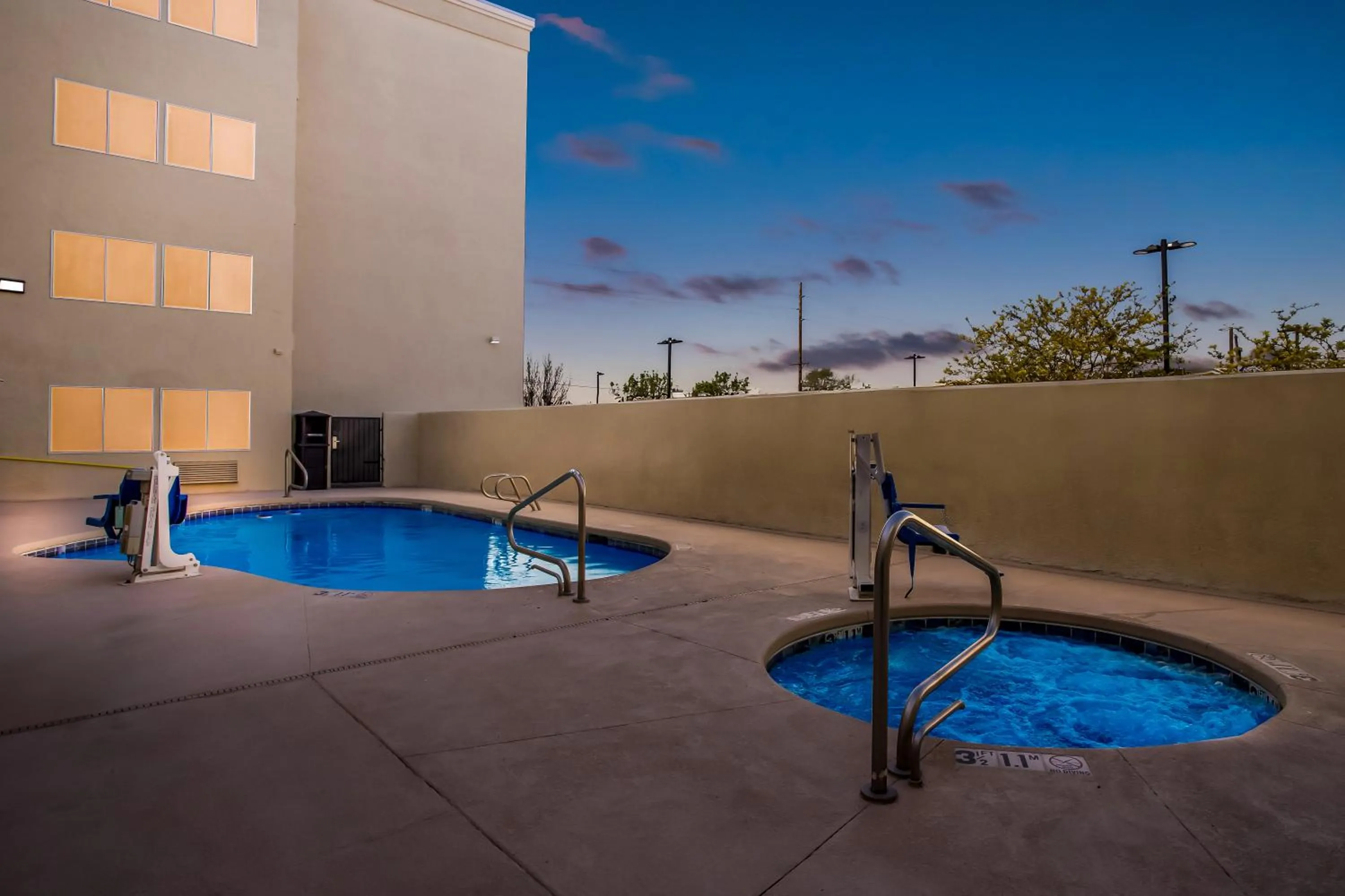 Swimming pool in Comfort Inn & Suites Albuquerque Downtown
