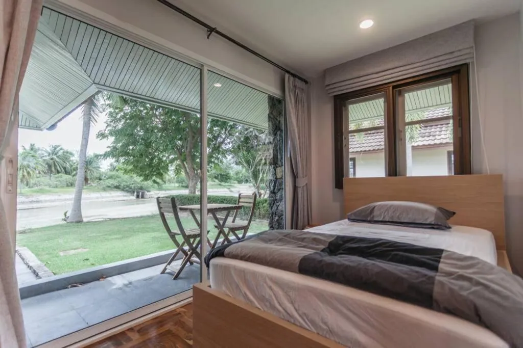 Bed in F5 3 Bed Rooms Beach house, full kitchen