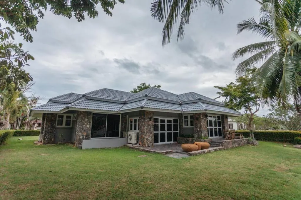 F5 3 Bed Rooms Beach house, full kitchen