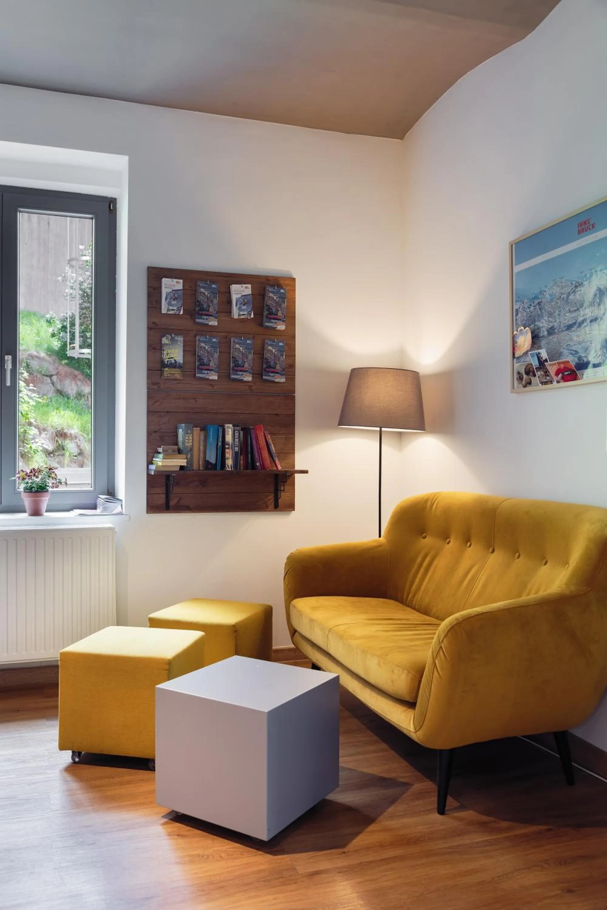 Communal lounge/ TV room in Hostel Marmota