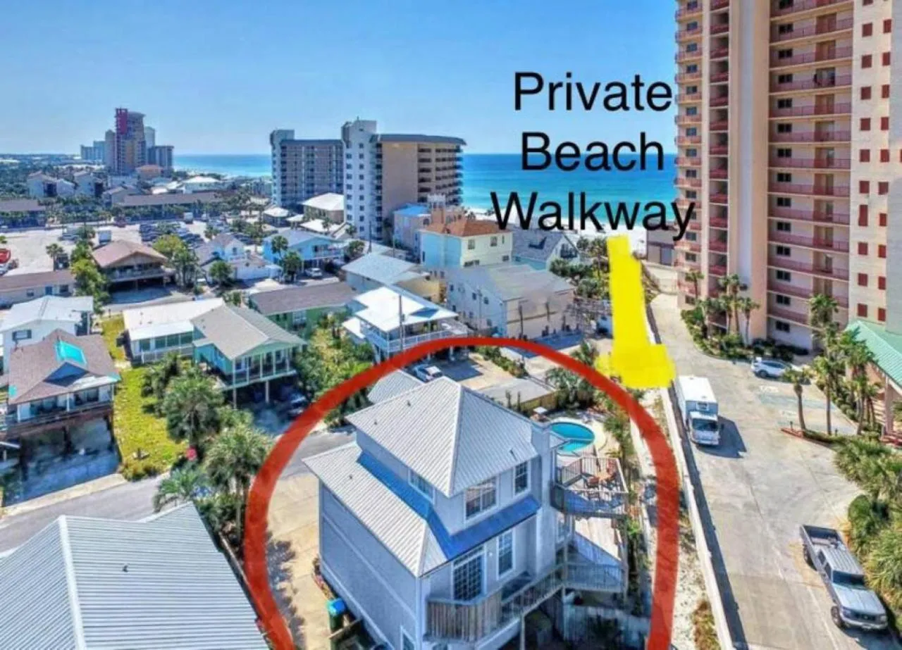 Property building in Casa Palmera