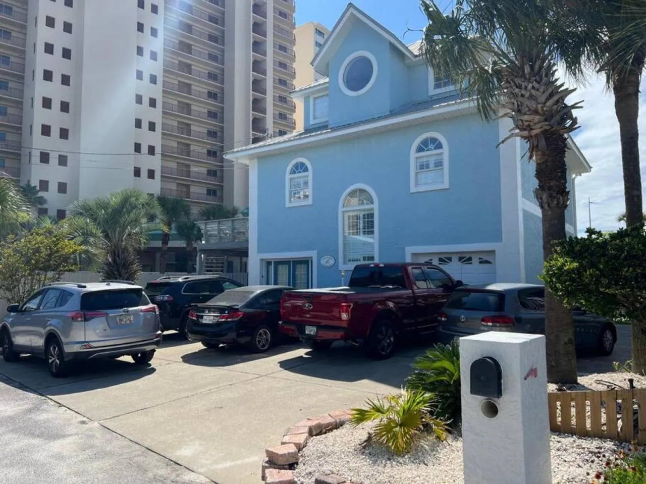 Property building in Casa Palmera