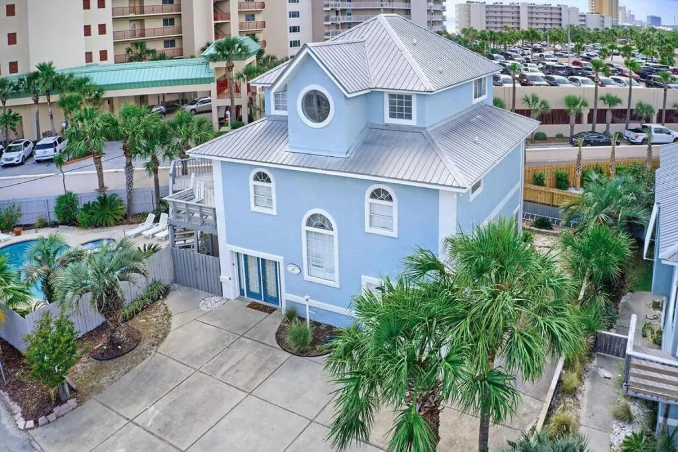 Property building in Casa Palmera