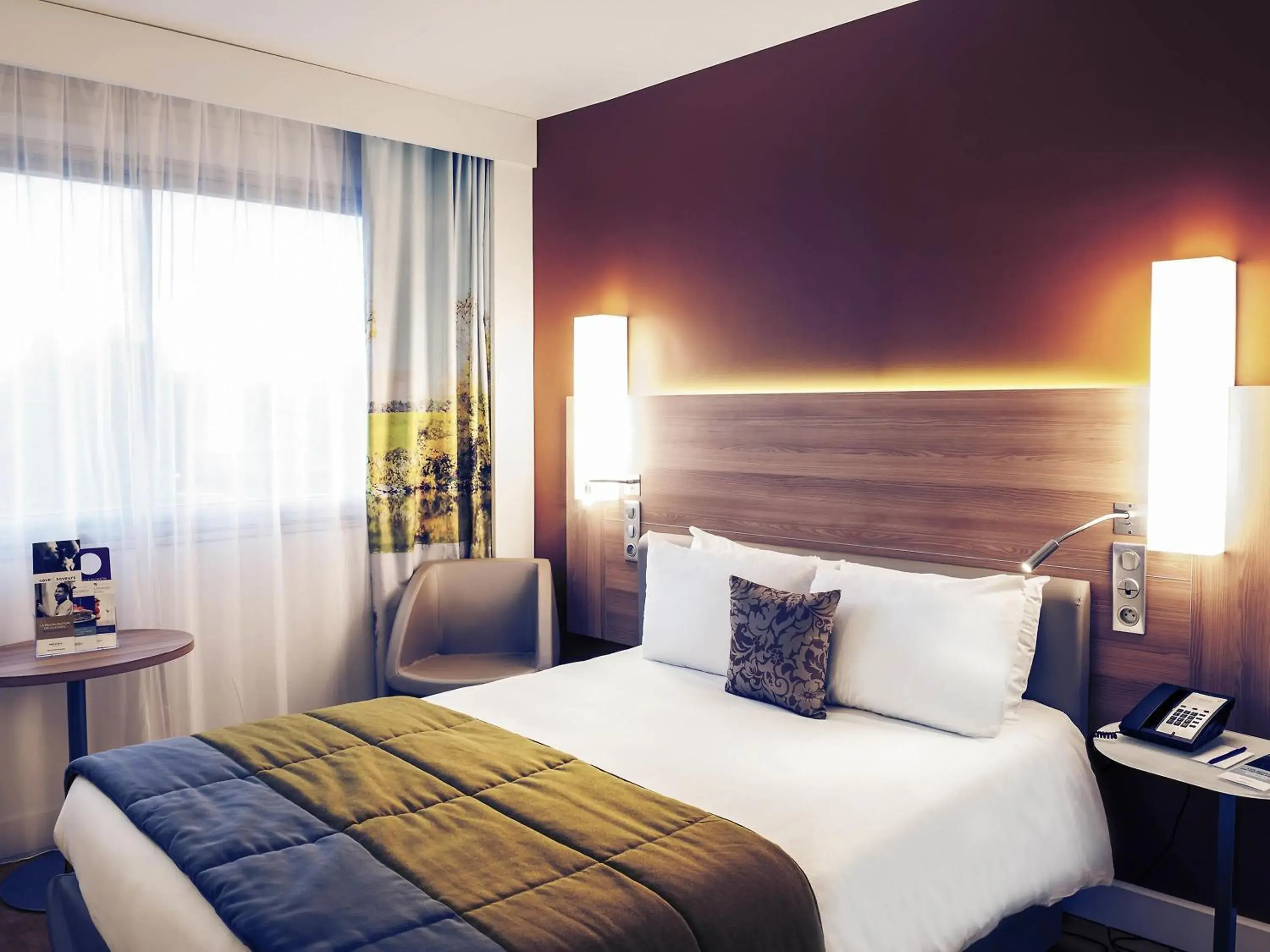 Classic Double Room with King Size Bed in Hôtel Mercure Mâcon Bord de Saône Classic Double Room with King Size Bed in Hôtel Mercure Mâcon Bord de Saône