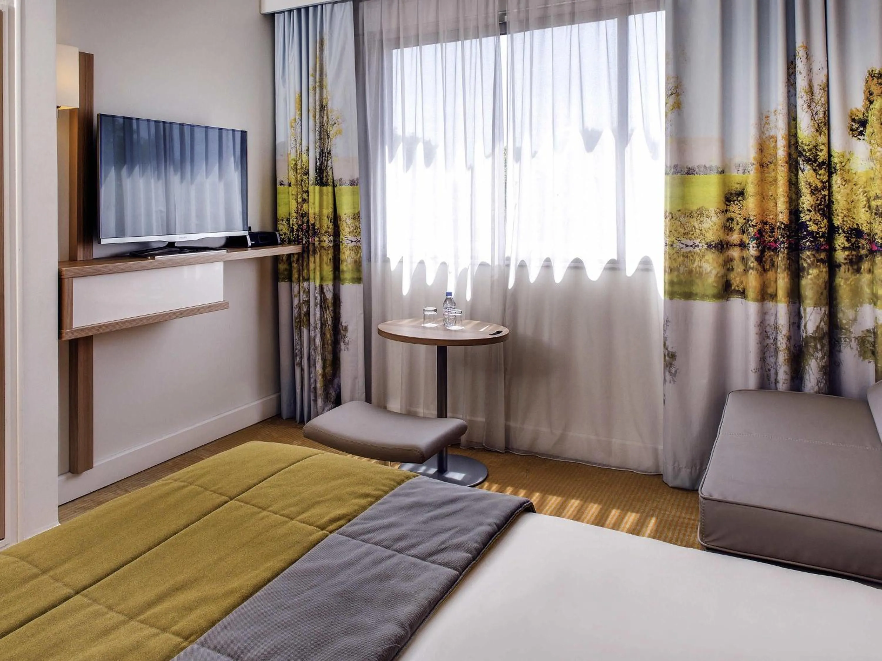 Bedroom, Bed in Hôtel Mercure Mâcon Bord de Saône