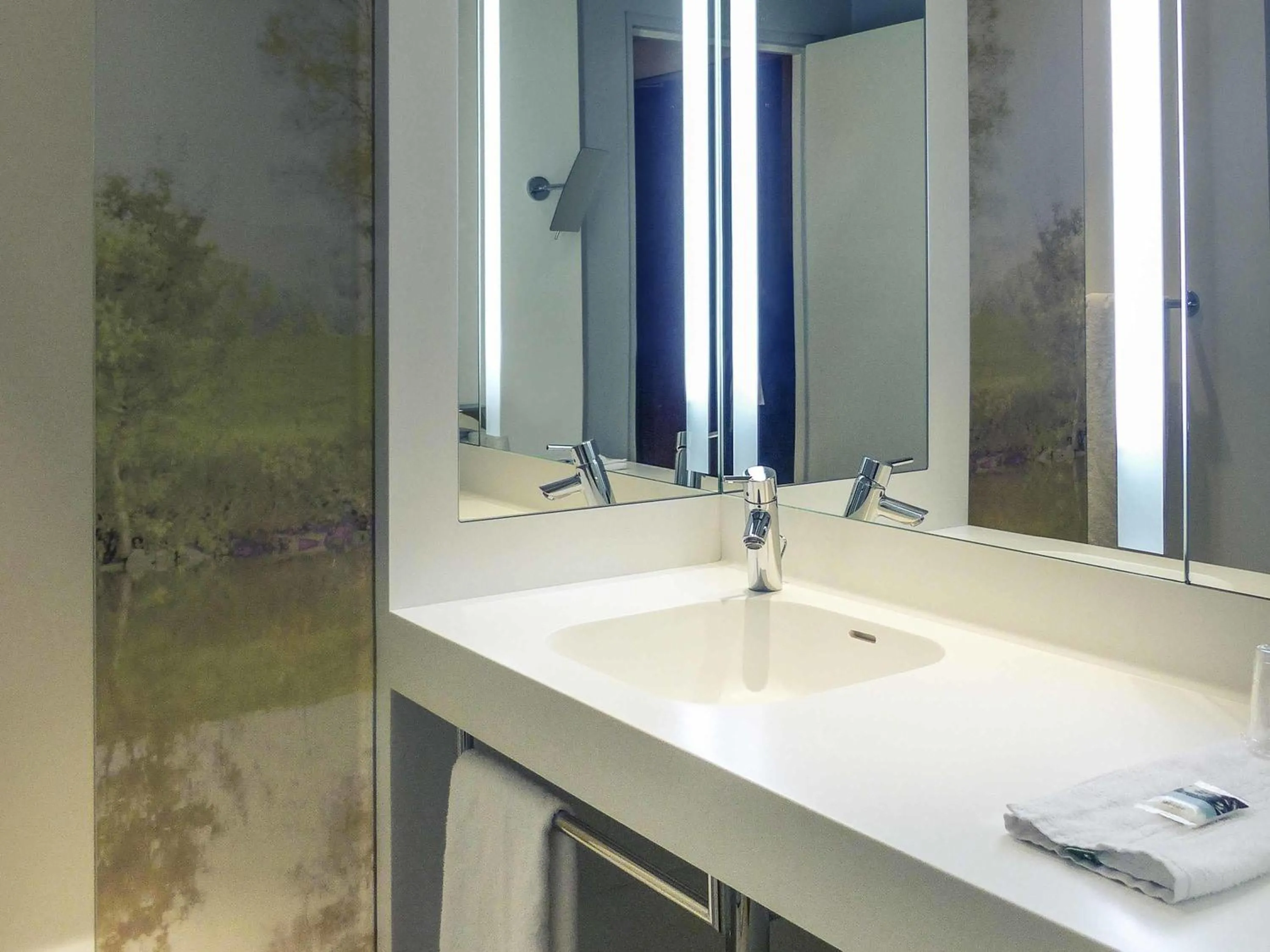 Bedroom in Hôtel Mercure Mâcon Bord de Saône