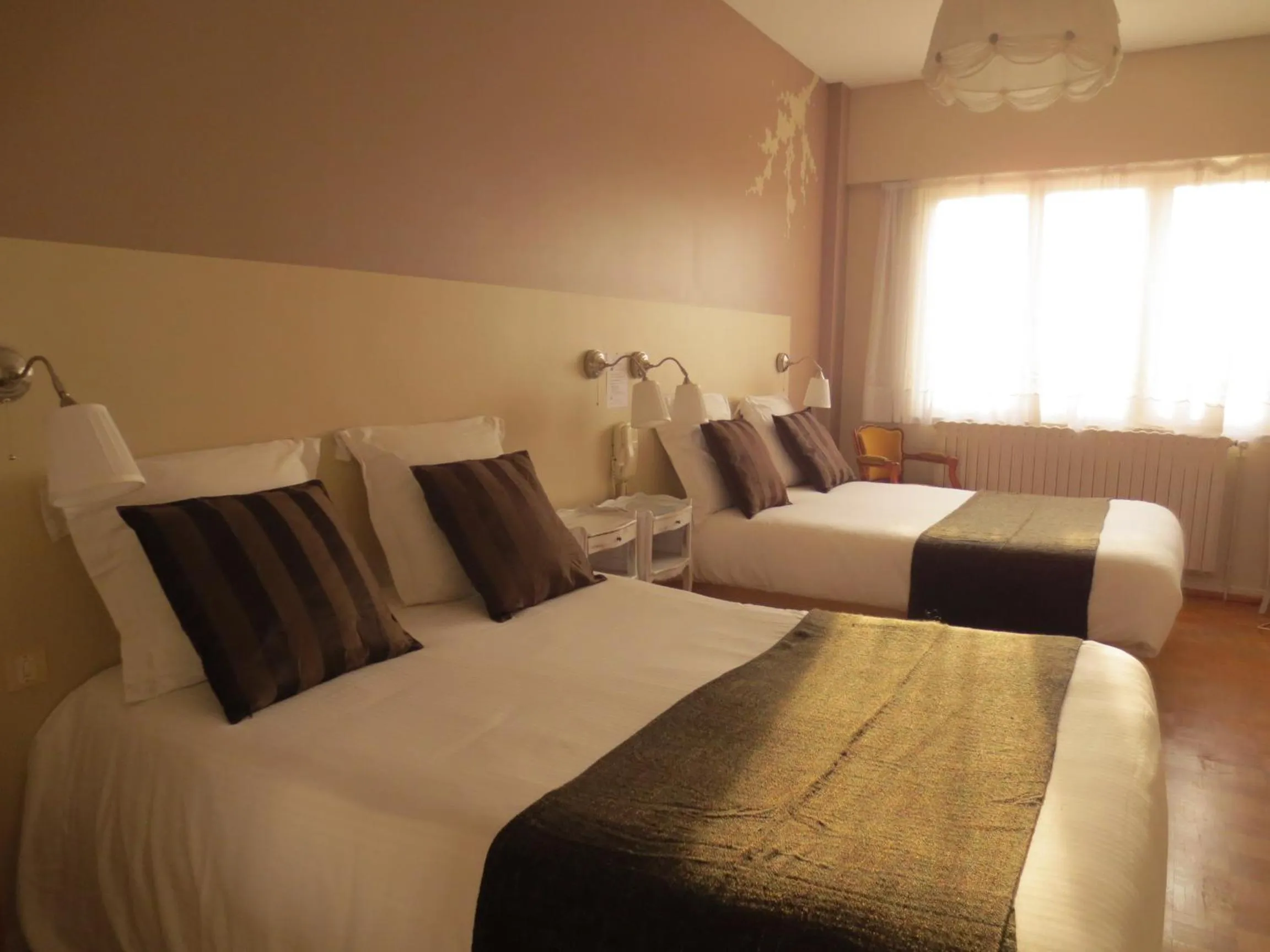 Bed in Logis L'Auberge du Gros