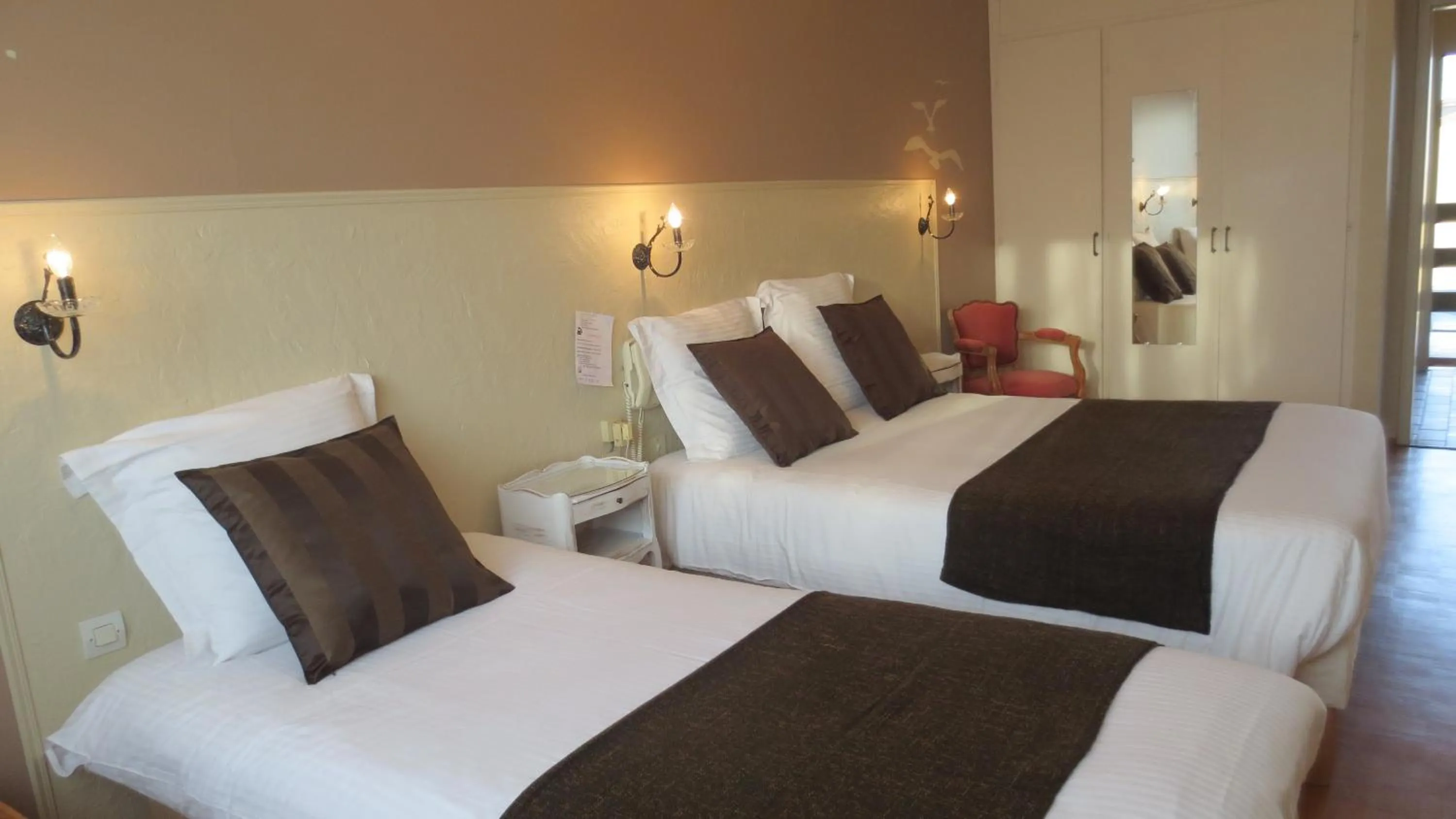 Bed in Logis L'Auberge du Gros