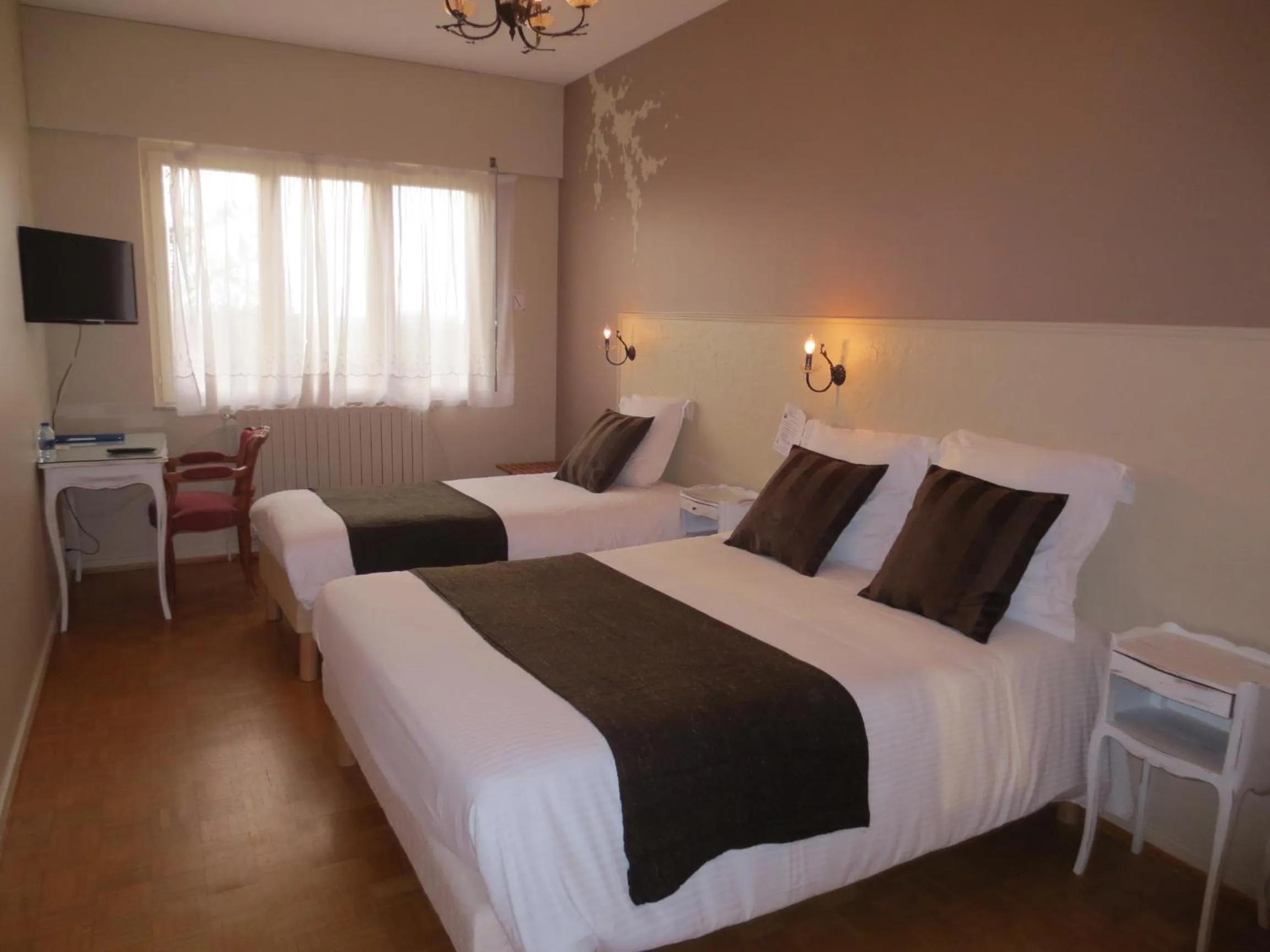 Bed in Logis L'Auberge du Gros