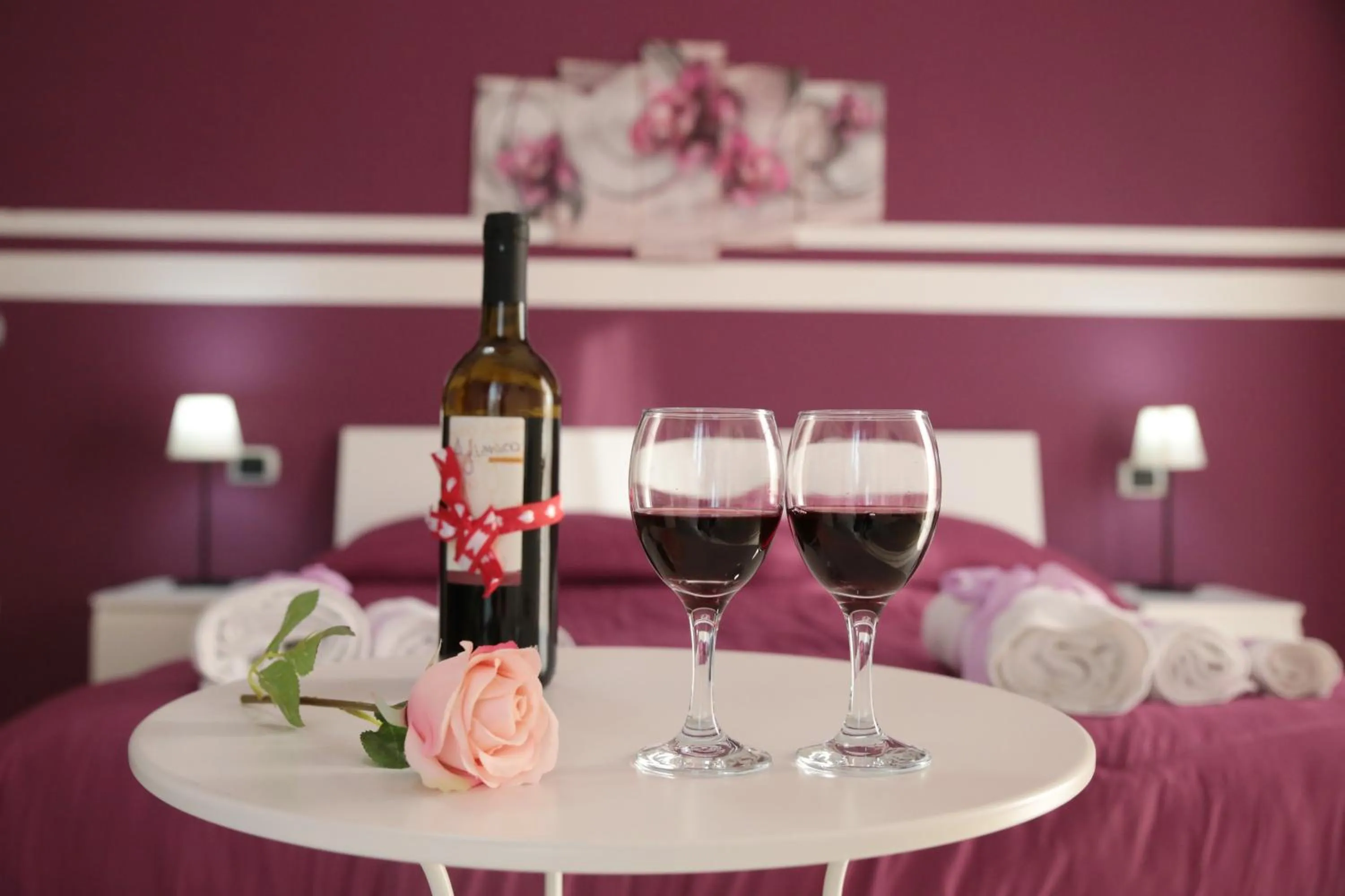 Drinks, Bed in B&B Magma