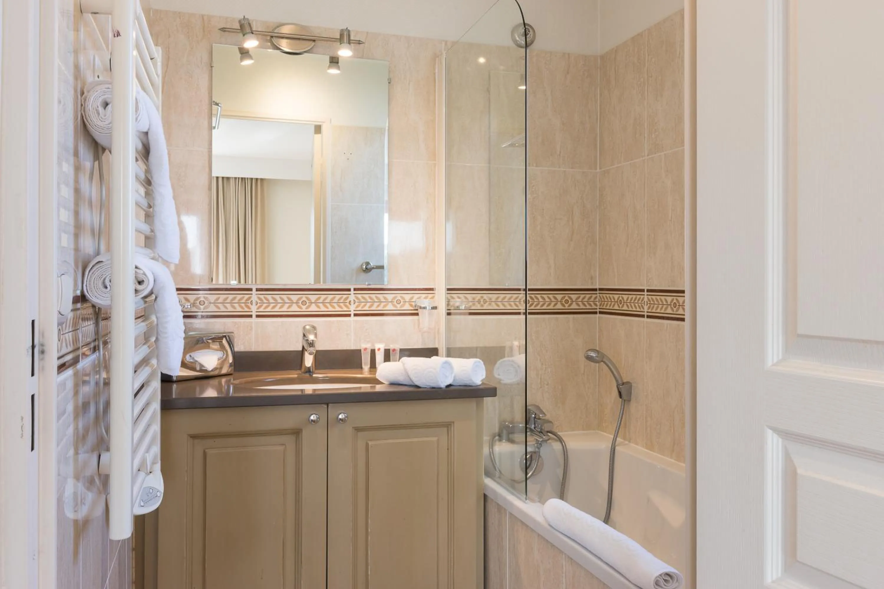 Bathroom in La Closerie SPA & Résidence Hôtel