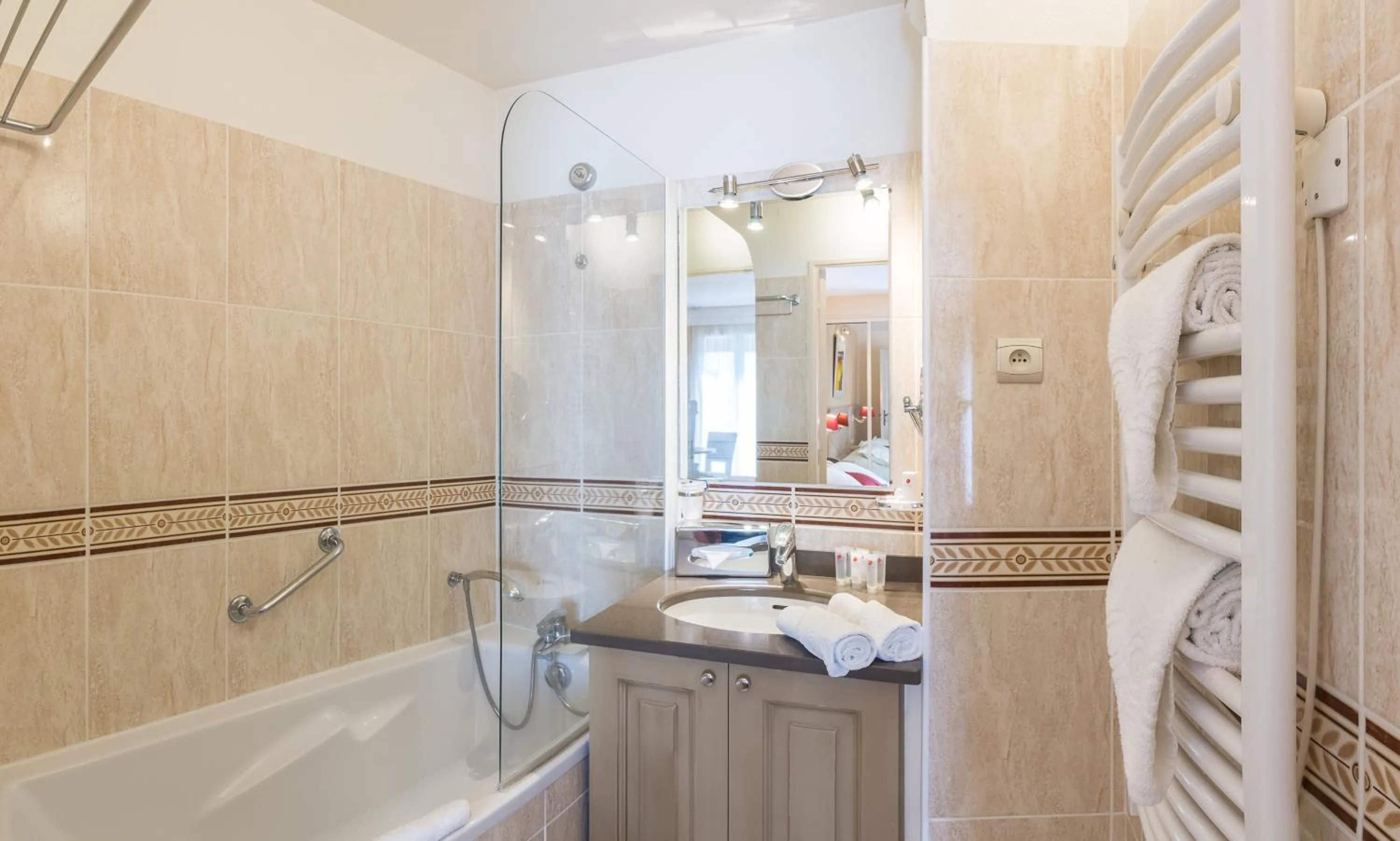 Bathroom in La Closerie SPA & Résidence Hôtel