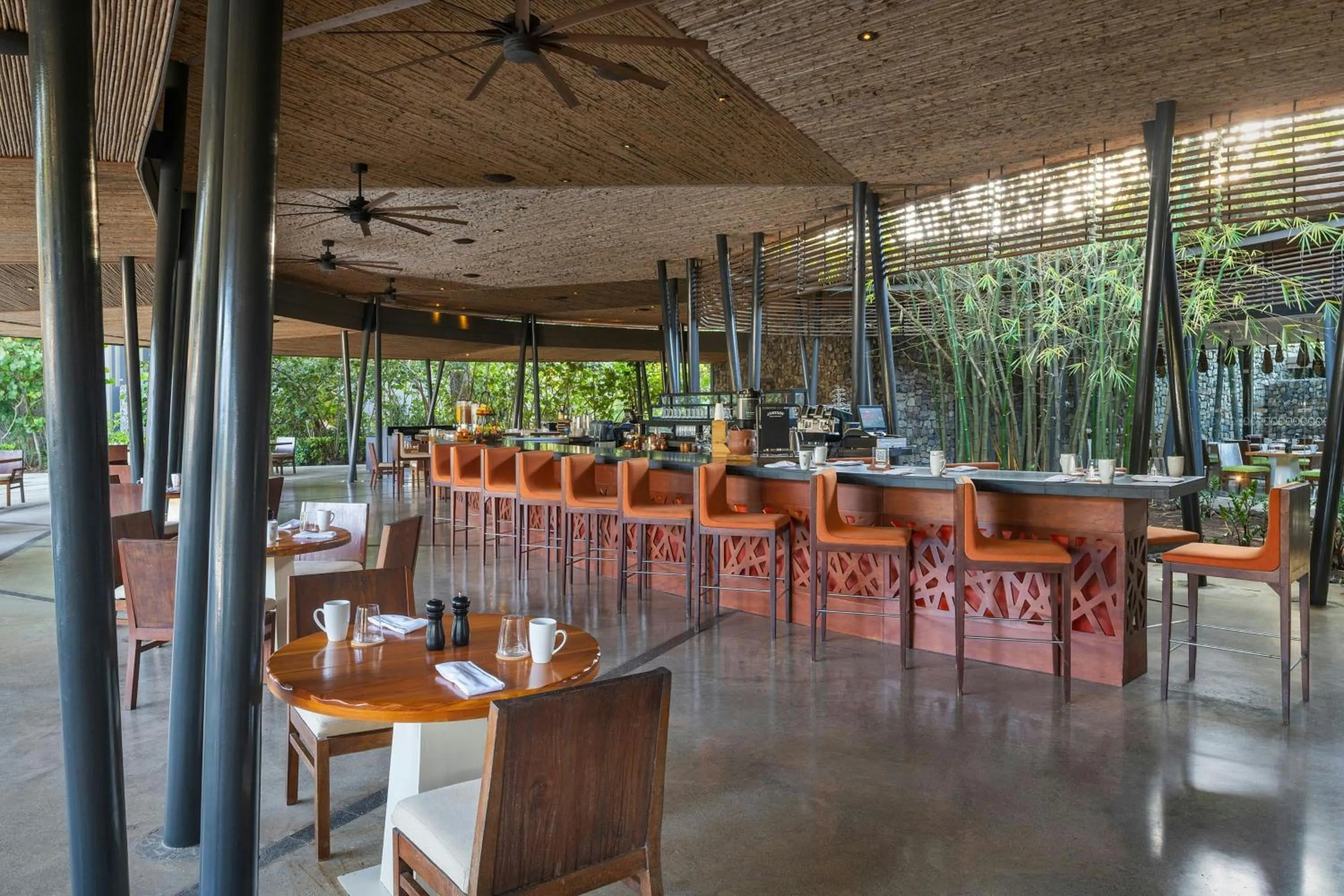Restaurant/places to eat in El Mangroove Papagayo, Autograph Collection