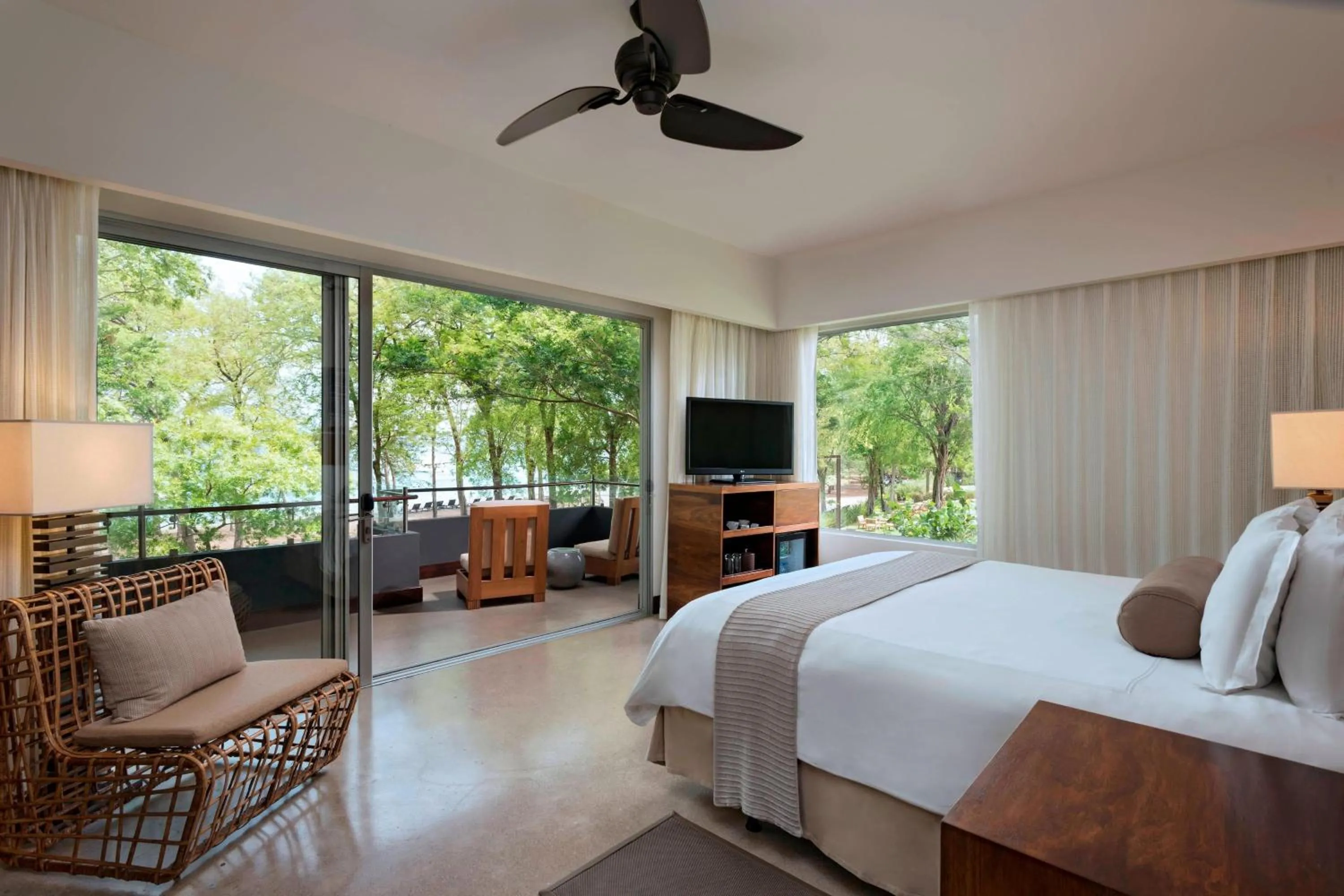 Photo of the whole room, Bed in El Mangroove Papagayo, Autograph Collection