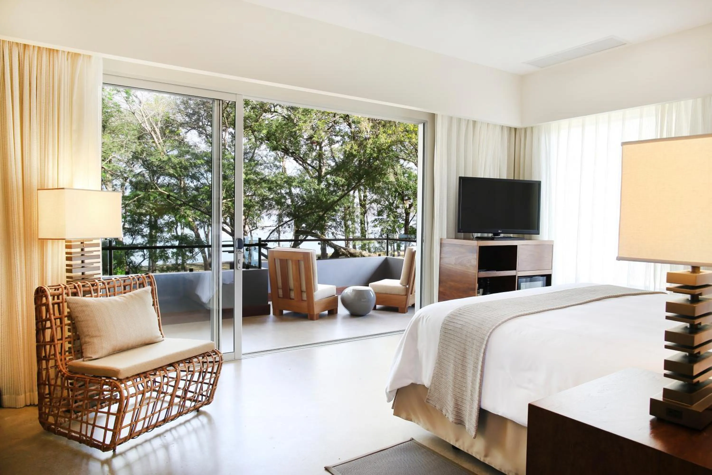 Photo of the whole room, Bed in El Mangroove Papagayo, Autograph Collection