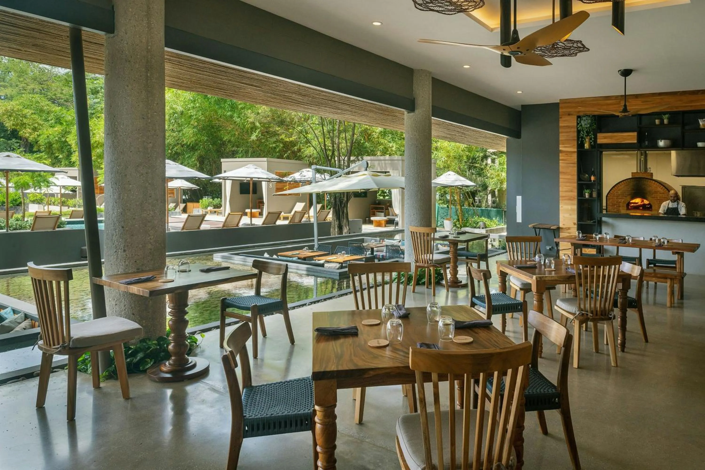 Restaurant/places to eat in El Mangroove Papagayo, Autograph Collection