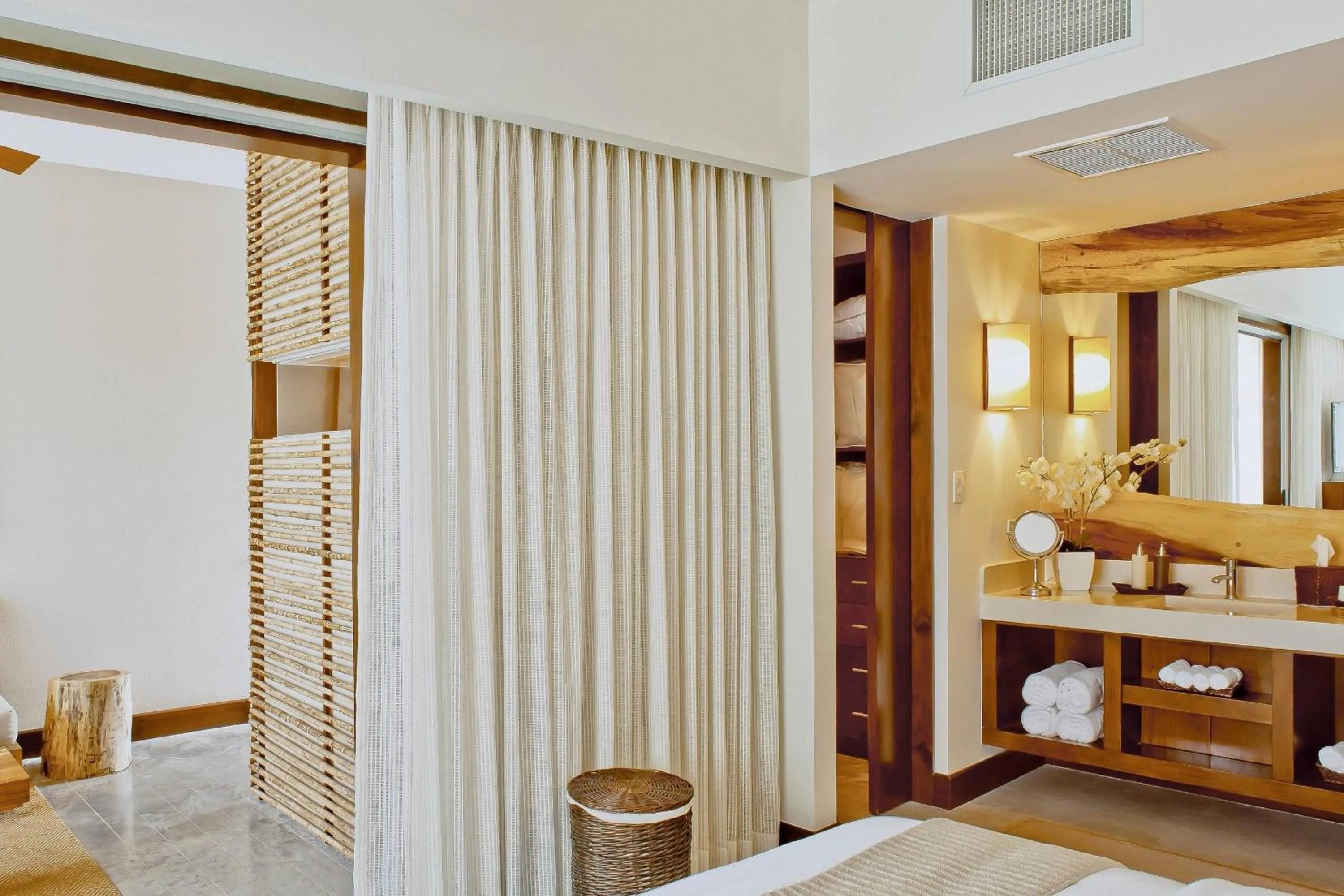 Photo of the whole room, Bed in El Mangroove Papagayo, Autograph Collection