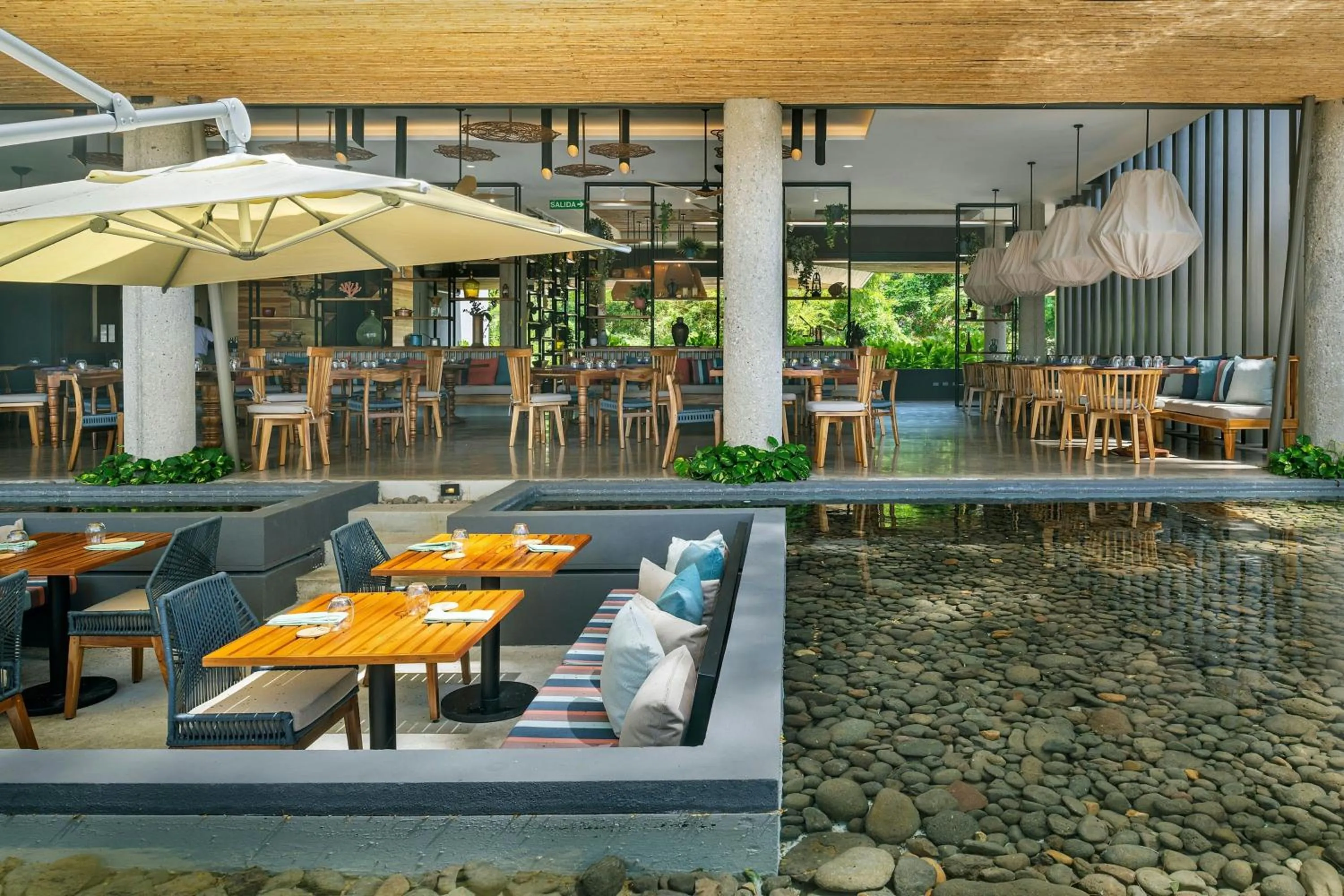 Restaurant/places to eat in El Mangroove Papagayo, Autograph Collection