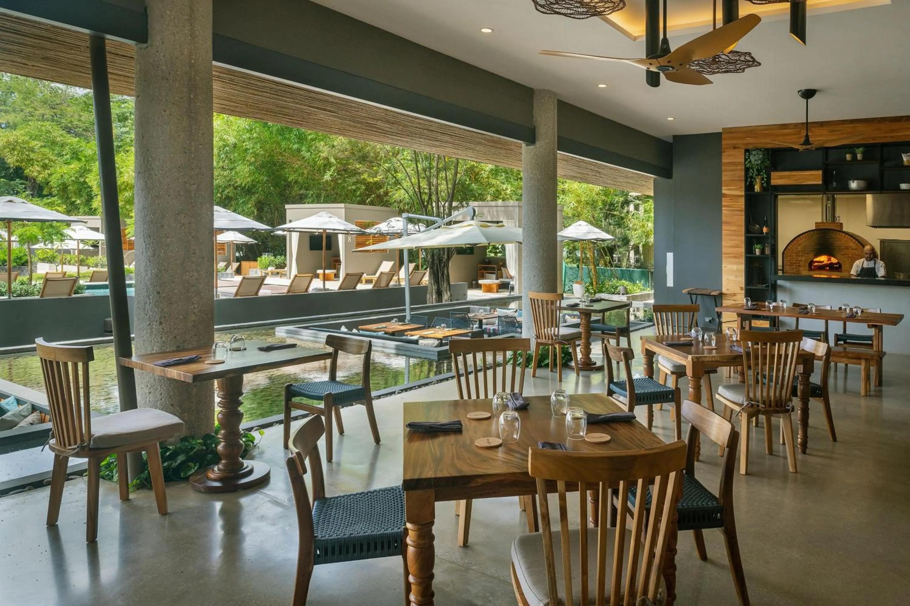 Restaurant/places to eat in El Mangroove Papagayo, Autograph Collection
