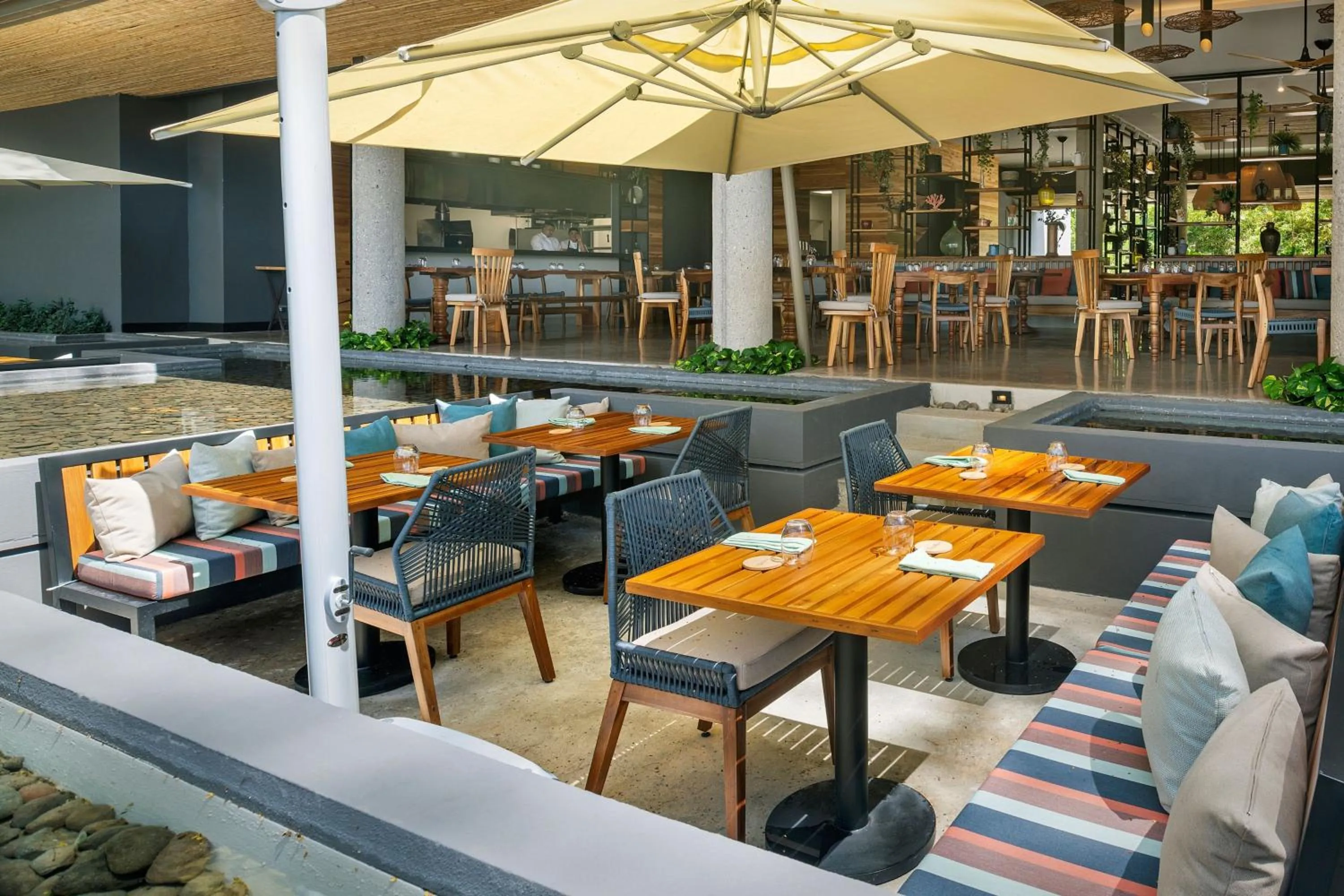 Restaurant/places to eat in El Mangroove Papagayo, Autograph Collection