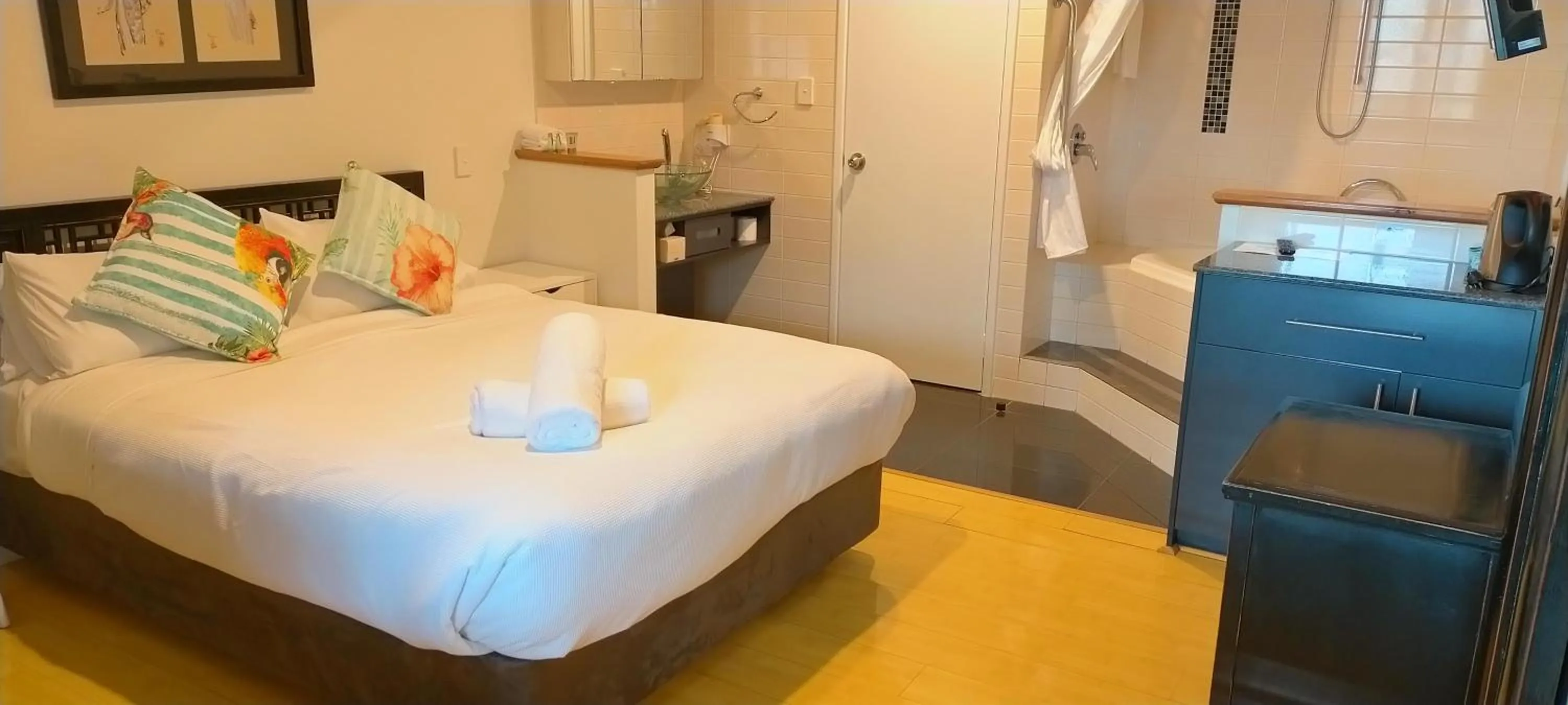 Shower, Bed in Dunsborough Bay Village Resort Suites