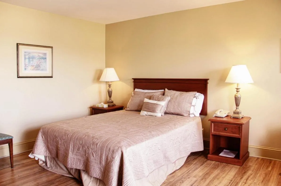 Bed in Silverwood Motel