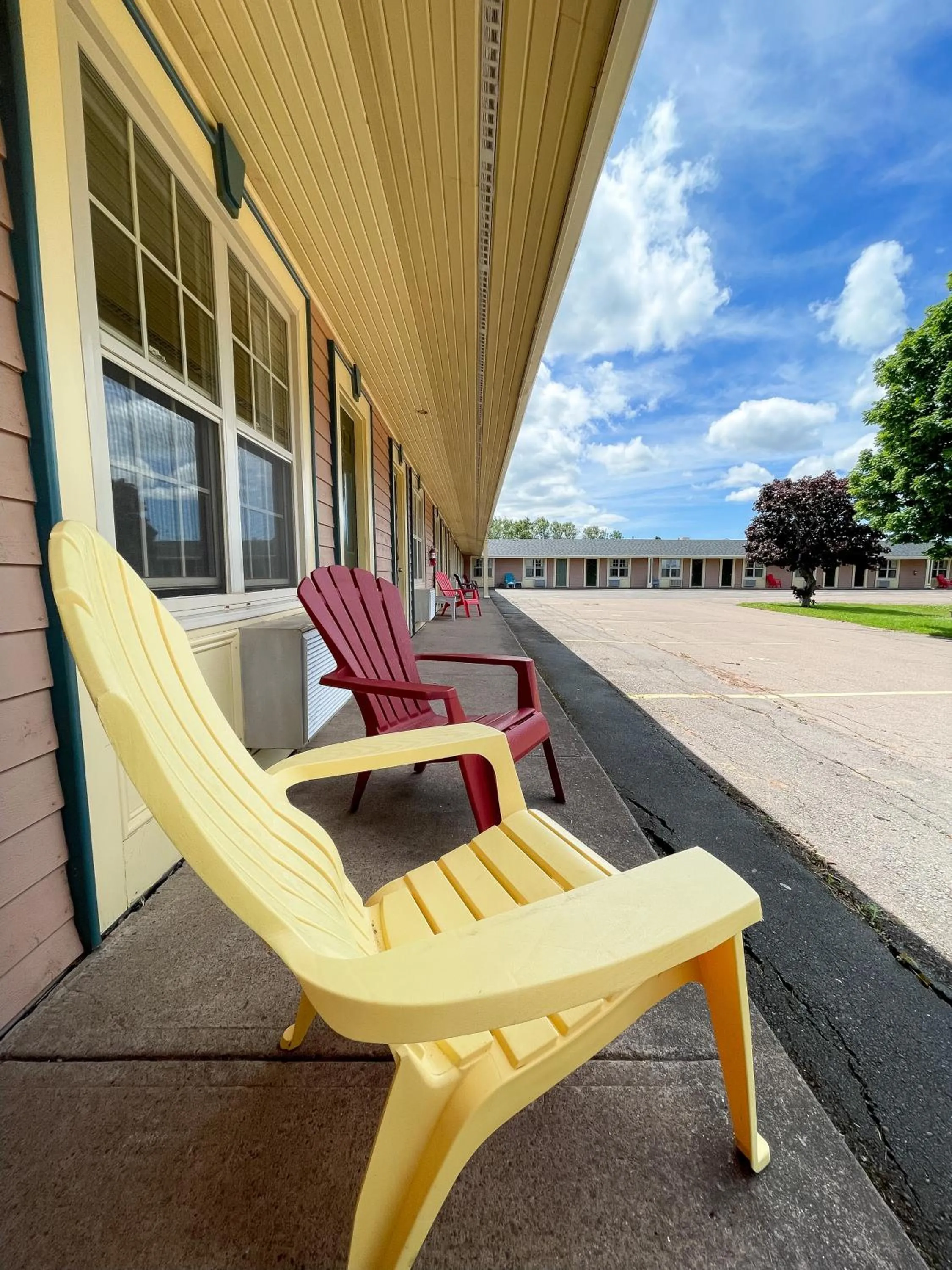 Seating area in Silverwood Motel