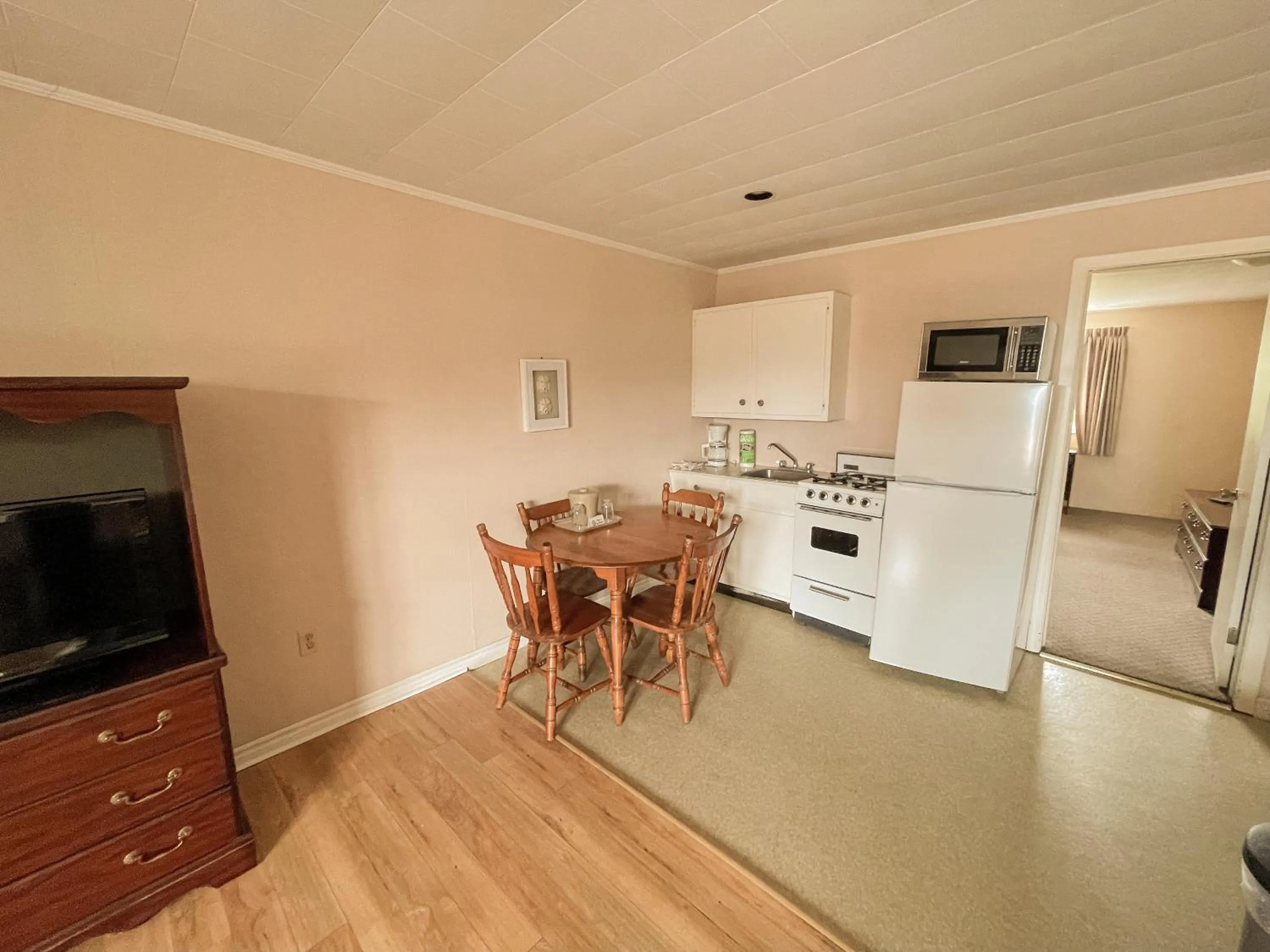kitchen in Silverwood Motel
