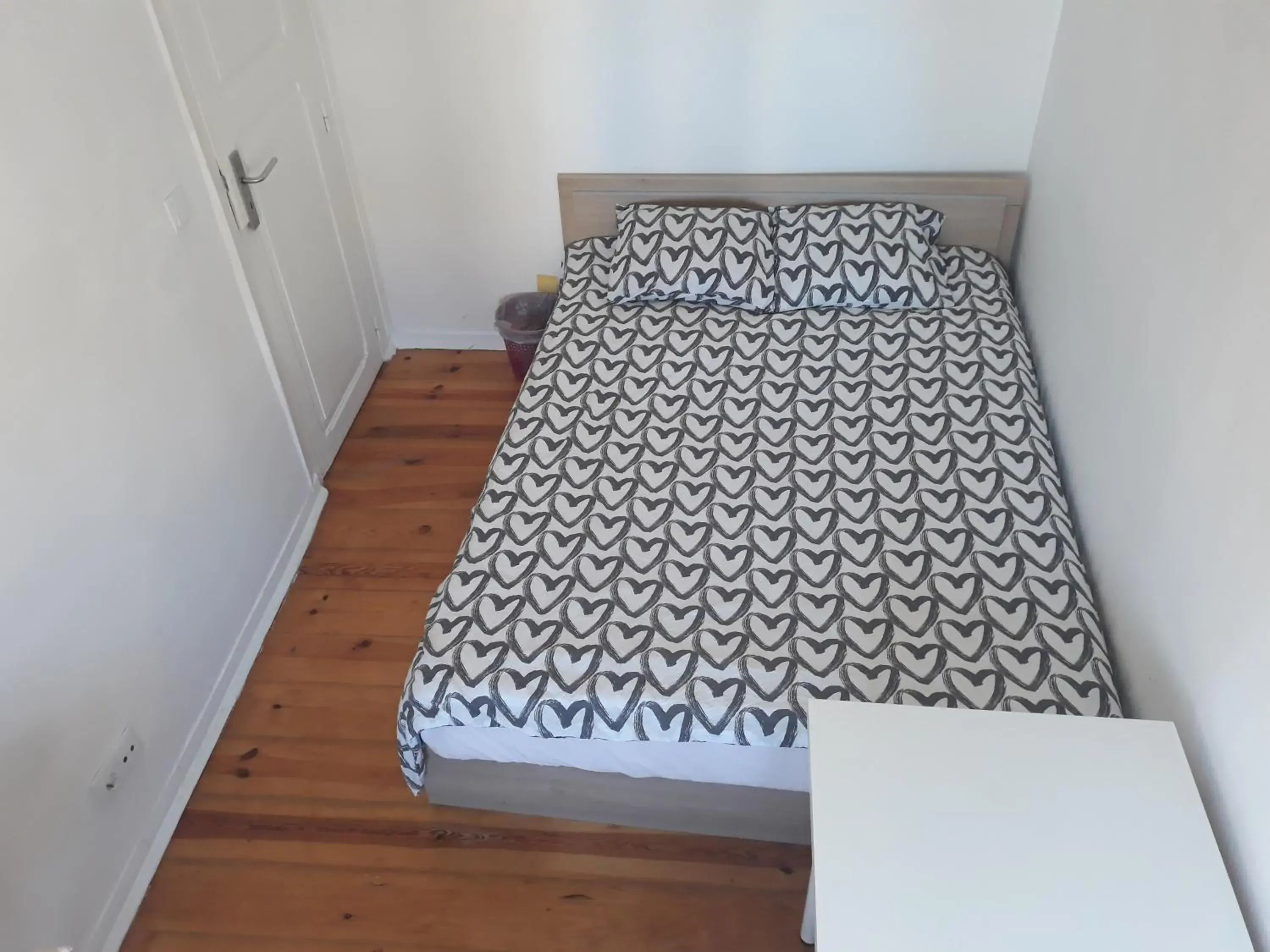 Small Double Room in Lisbon Guesthouse Small Double Room in Lisbon Guesthouse