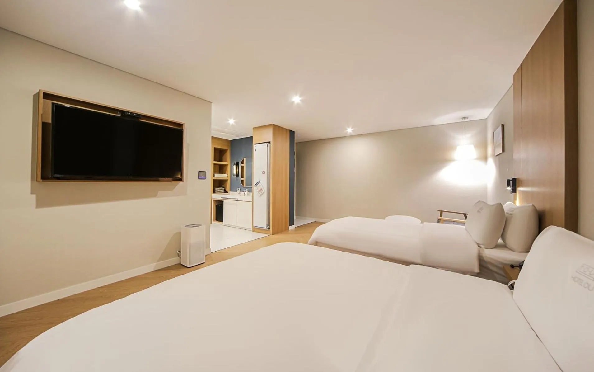 Communal lounge/ TV room, Bed in Hotel OU