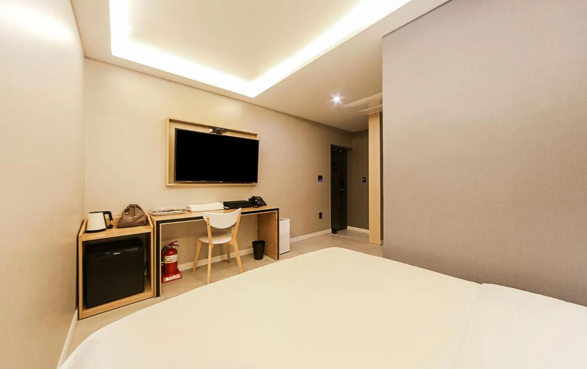 Communal lounge/ TV room, Bed in Hotel OU