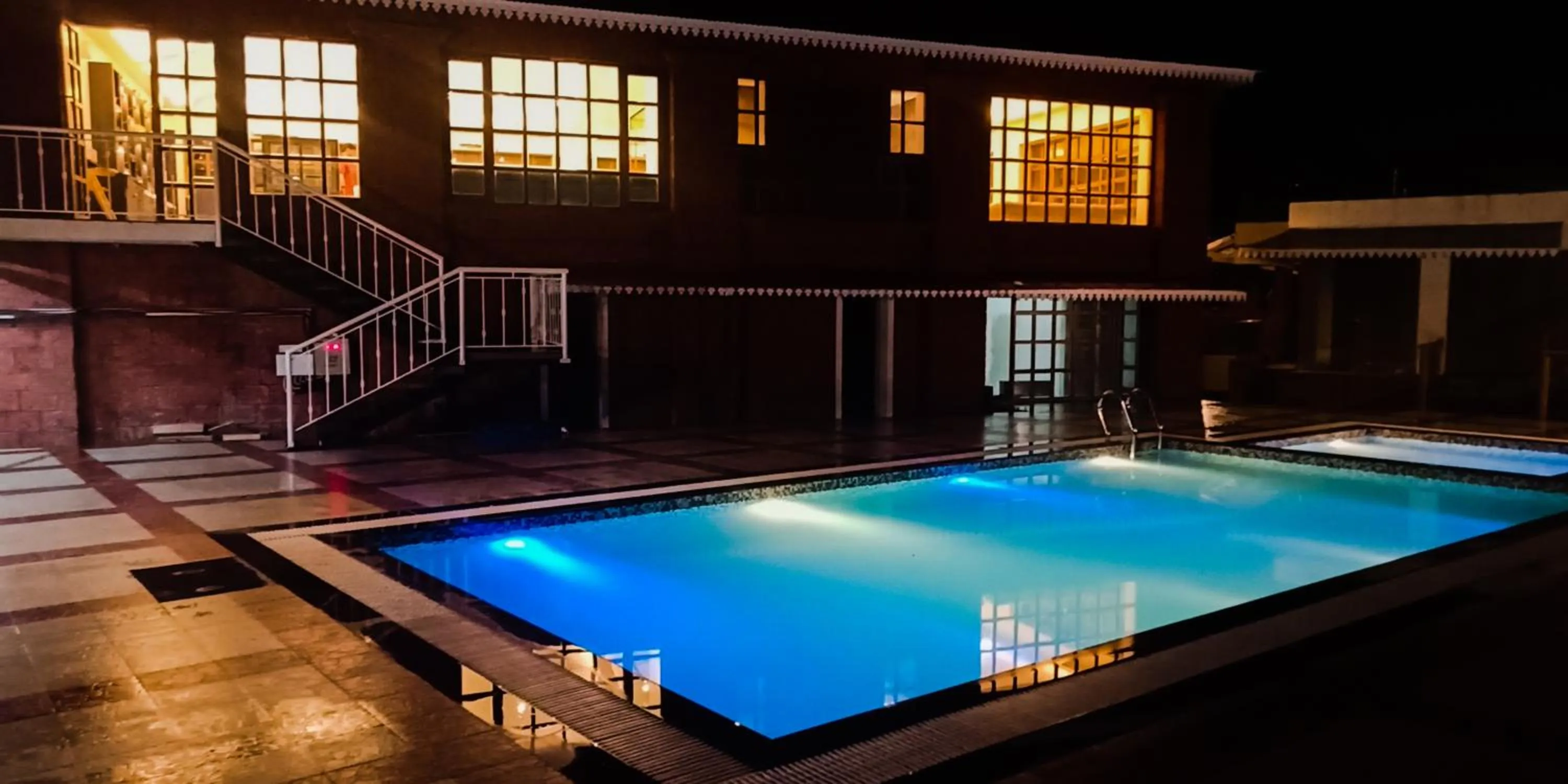 Swimming pool in Regenta Place Green Leaf Mahabaleshwar