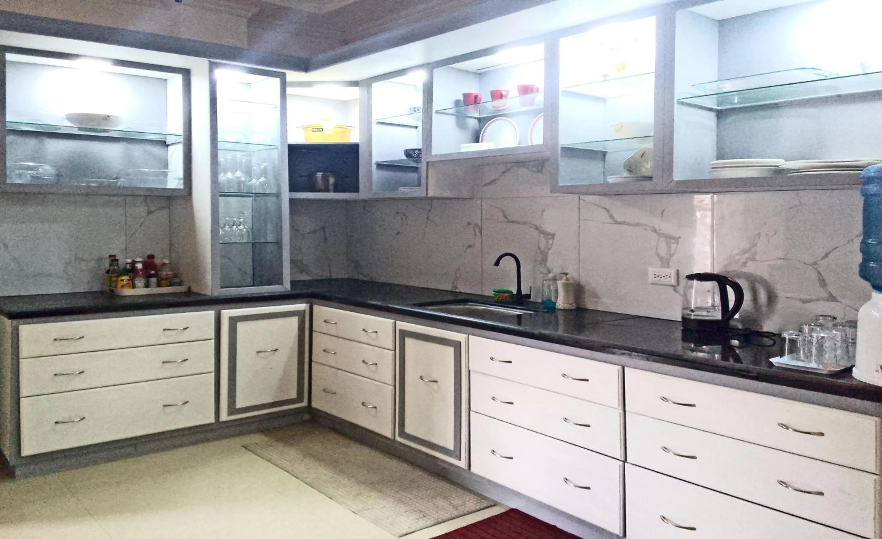 Kitchen or kitchenette in Leizel's Bed & Breakfast