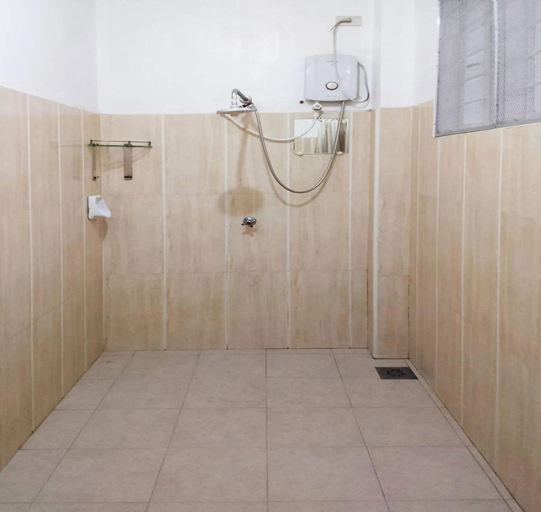 Shower in Leizel's Bed & Breakfast