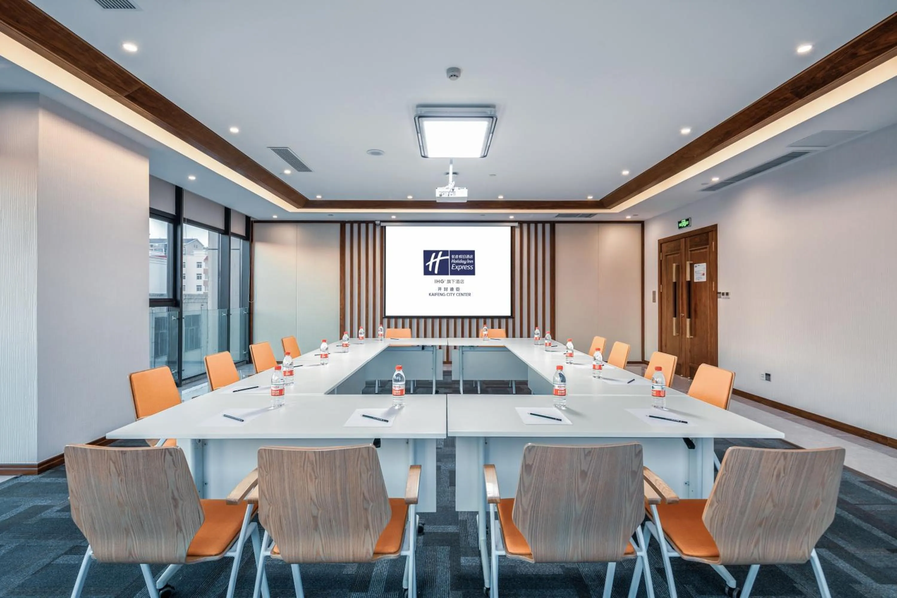 Meeting/conference room in Holiday Inn Express Kaifeng City Center by IHG