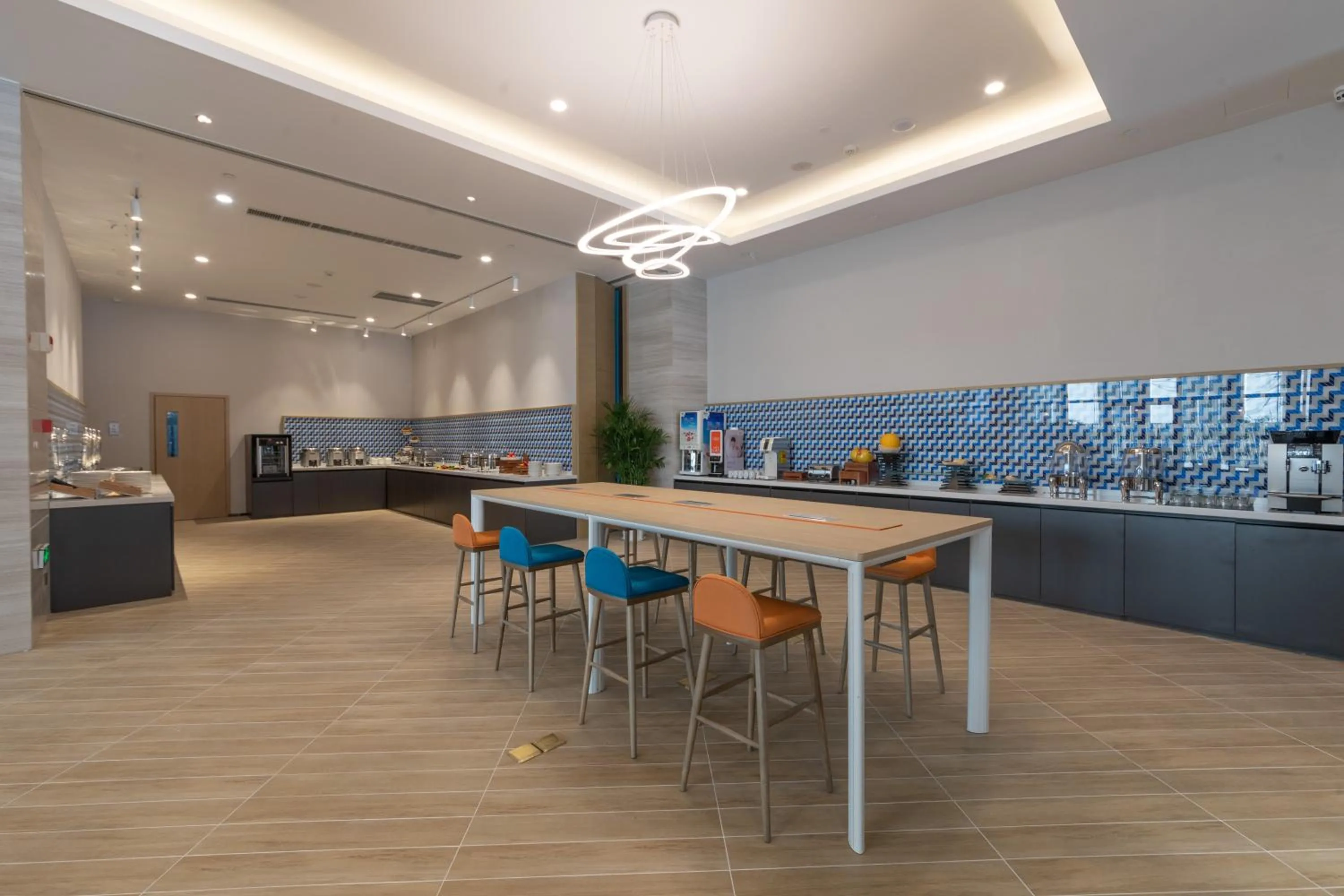 Restaurant/places to eat in Holiday Inn Express Kaifeng City Center by IHG