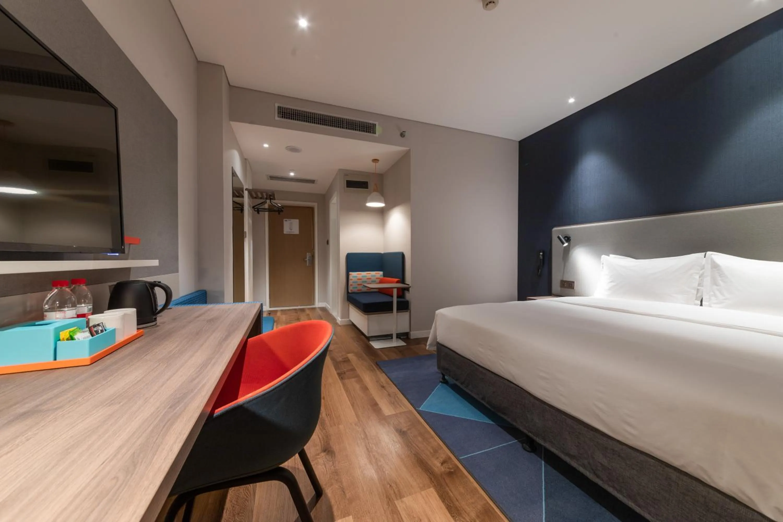 Photo of the whole room in Holiday Inn Express Kaifeng City Center by IHG