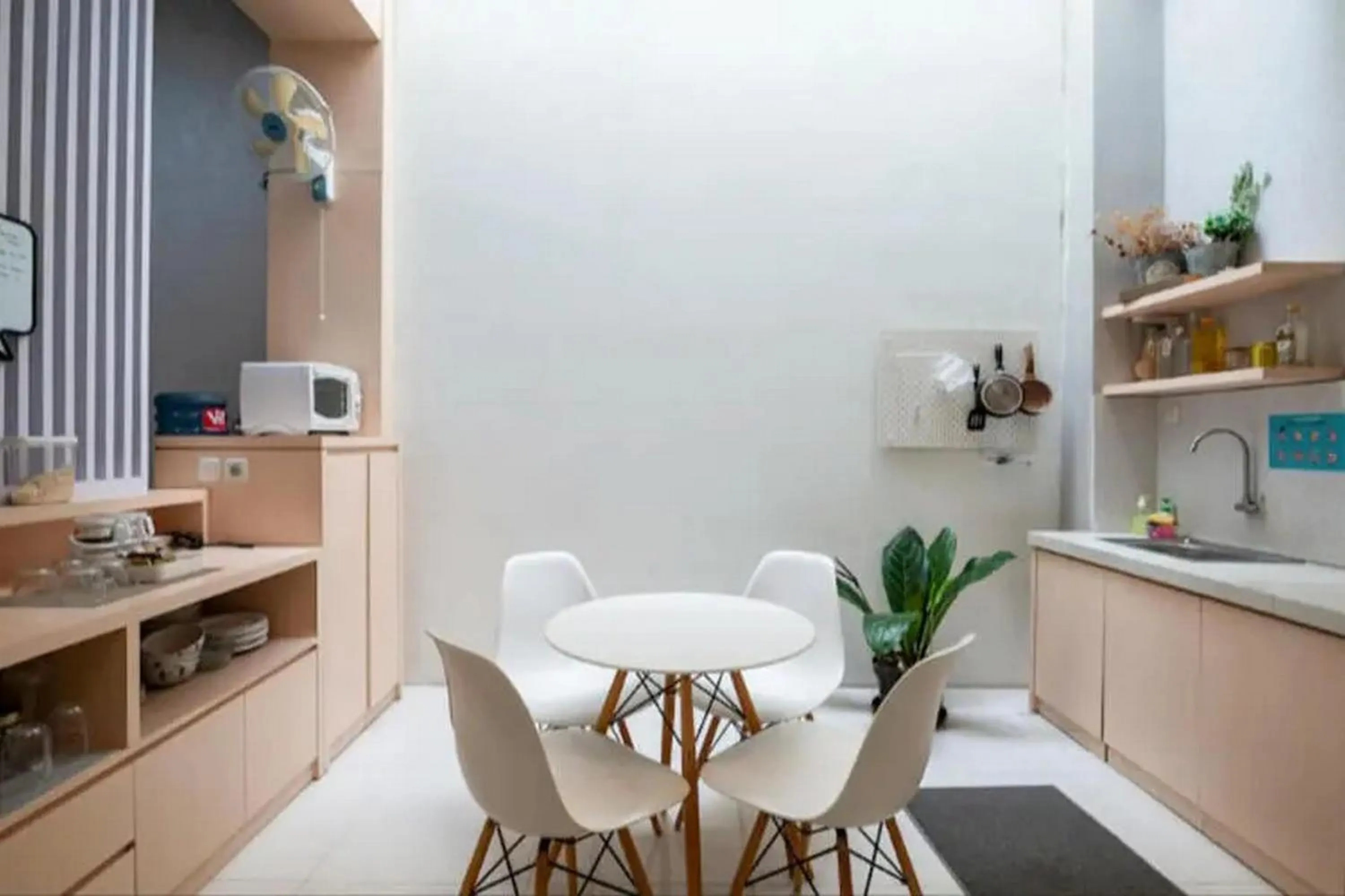 Kitchen or kitchenette in Rumah Teuku Umar Mitra RedDoorz