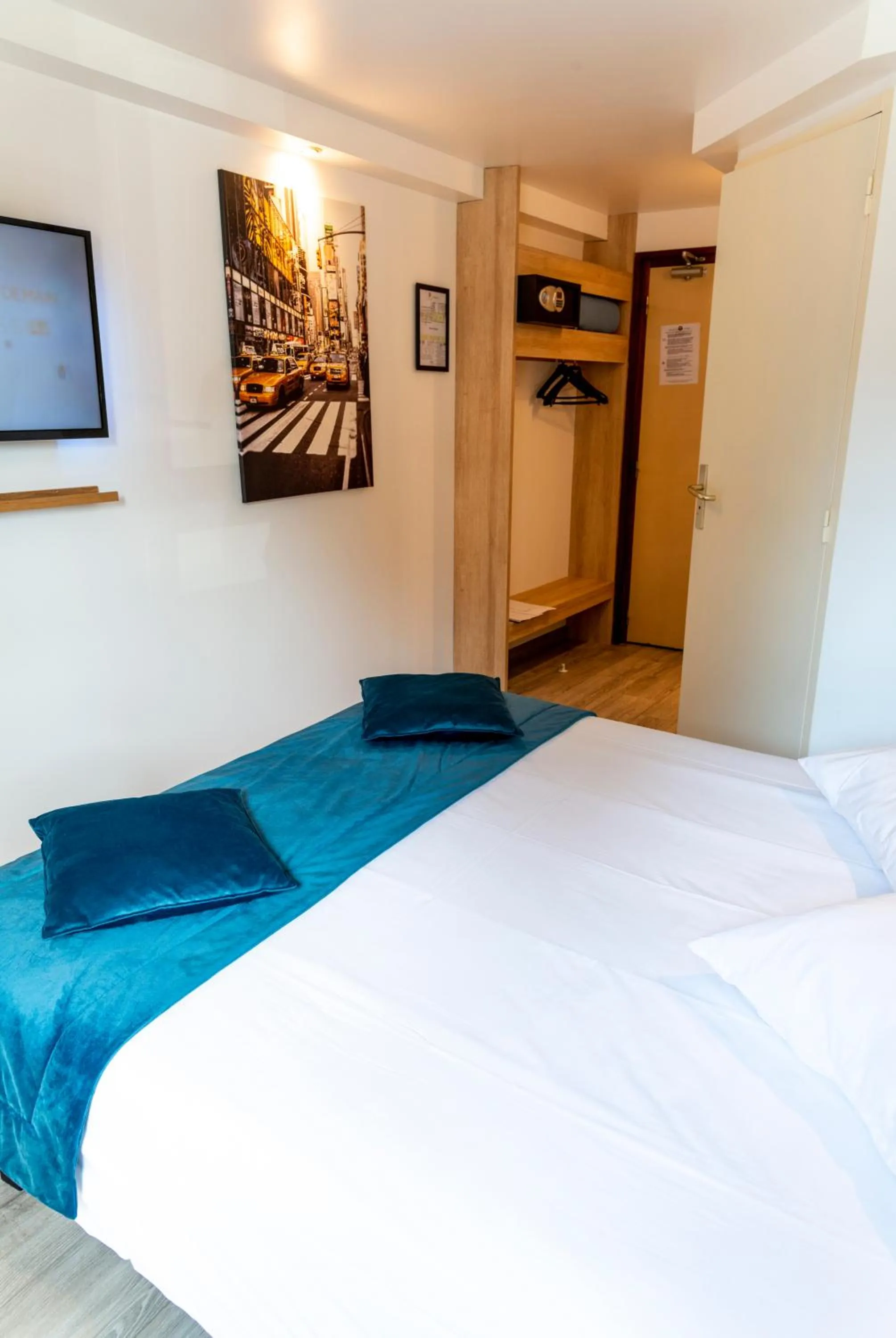 Bed in Hôtel Bagatelle Paris Nord Roissy CDG