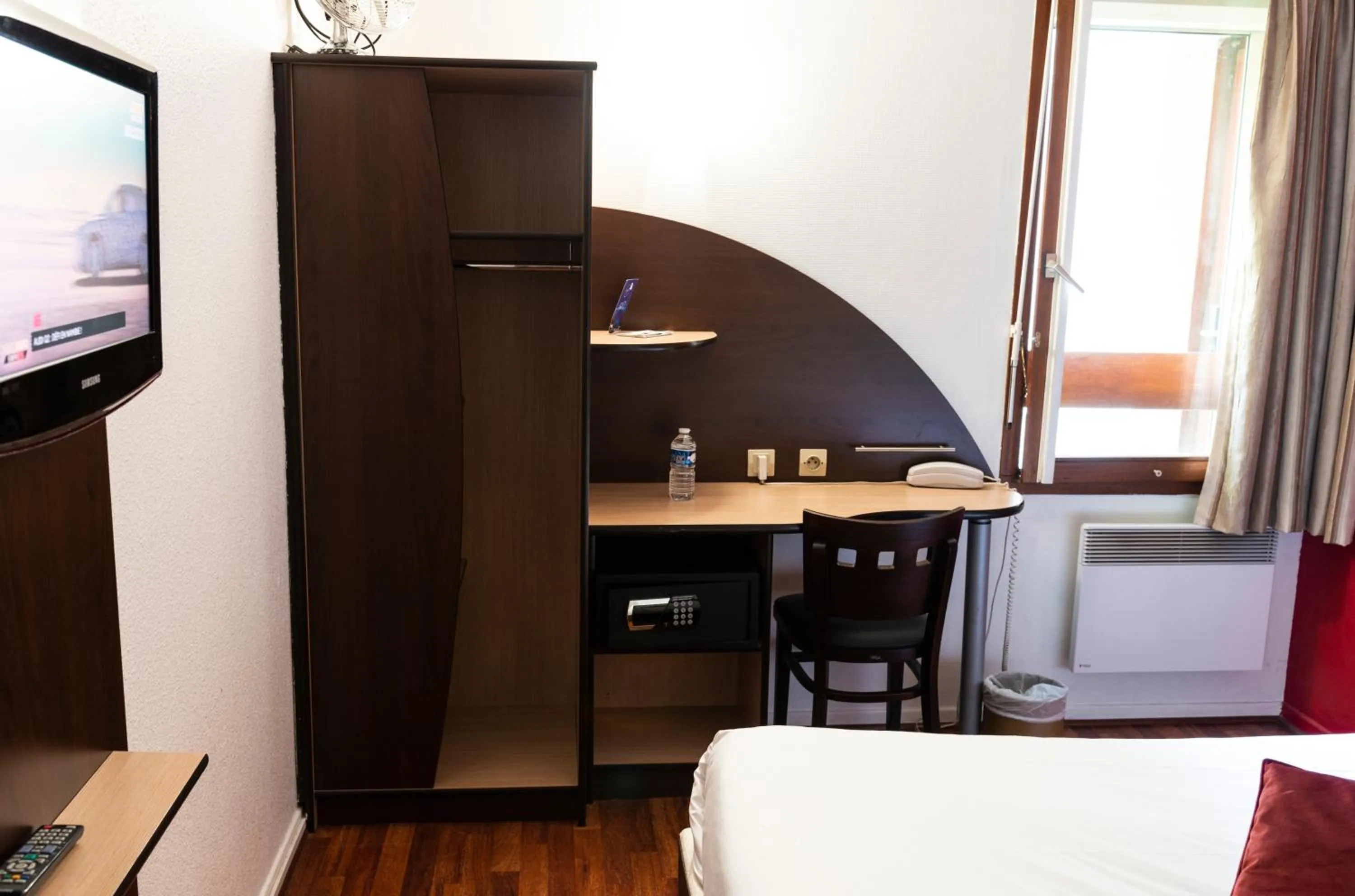 Bed in Hôtel Bagatelle Paris Nord Roissy CDG