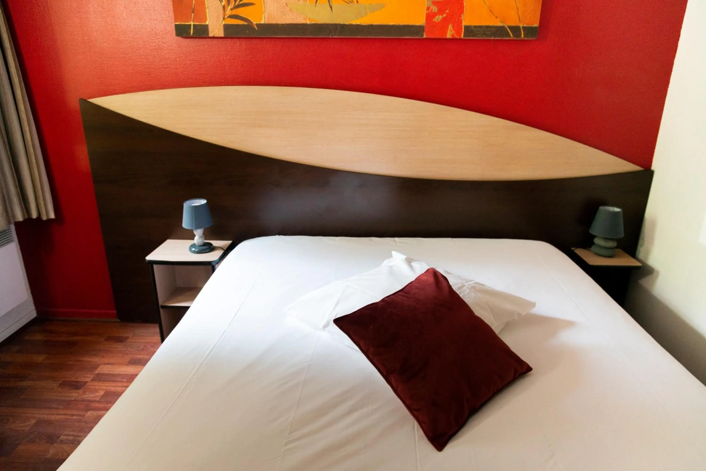 Bed in Hôtel Bagatelle Paris Nord Roissy CDG