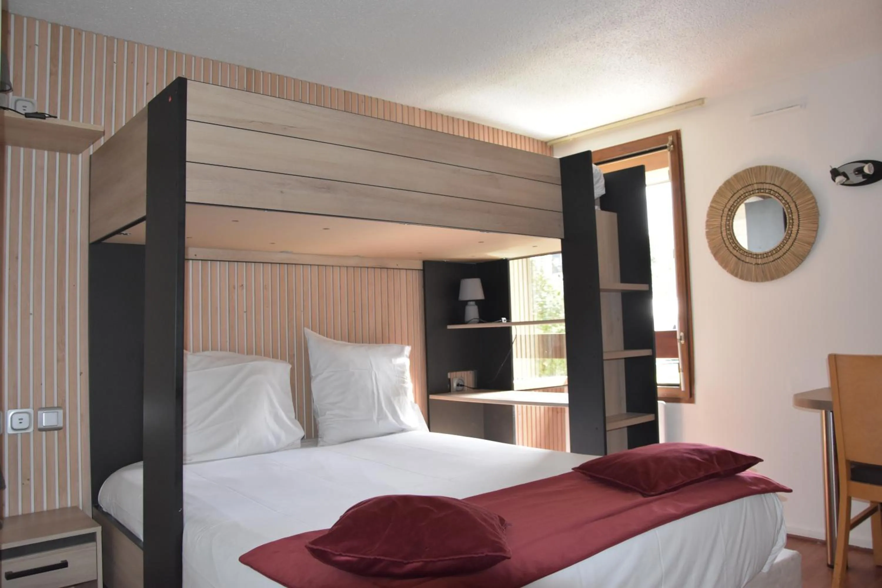 Bed in Hôtel Bagatelle Paris Nord Roissy CDG